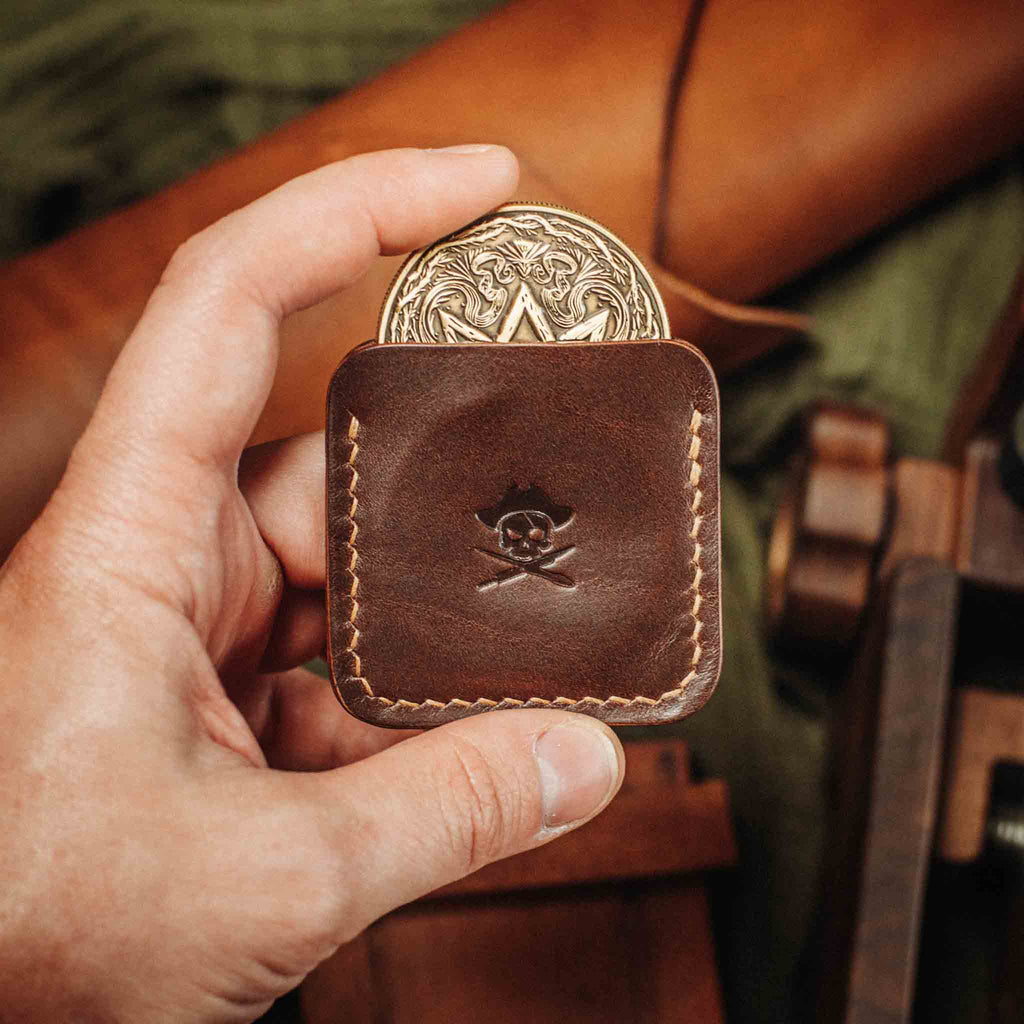 Pirate Goods Peso Pocket v3 Münzhalter – Leder-Challenge-Coin-Etui für EDC