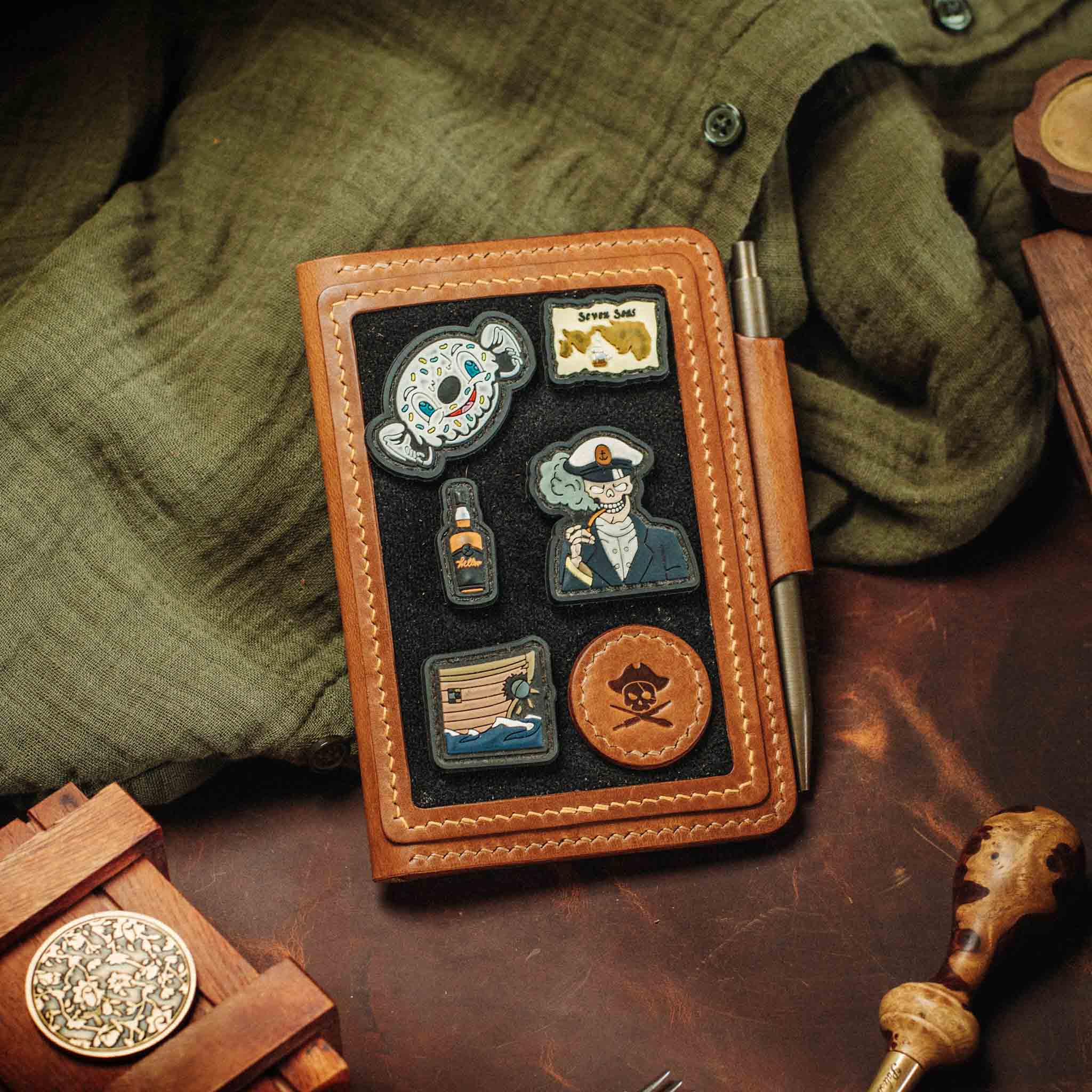 Pirate Goods Quartermaster v2 Reisepass-Brieftasche – Leder-Reise-EDC-Organizer mit Klettverschluss und Field Notes-Halter