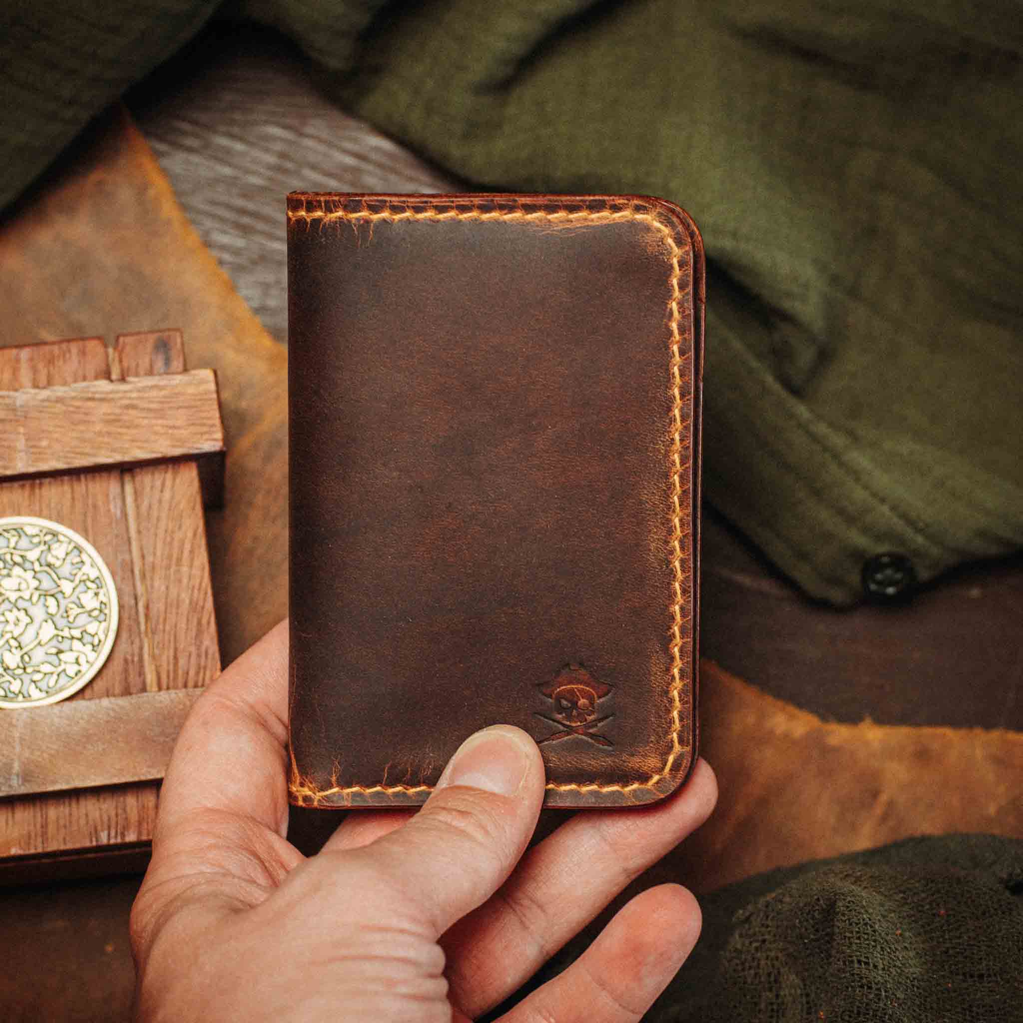 Pirate Goods Bucaneer Bifold Wallet – Schlankes minimalistisches Leder EDC Kartenetui