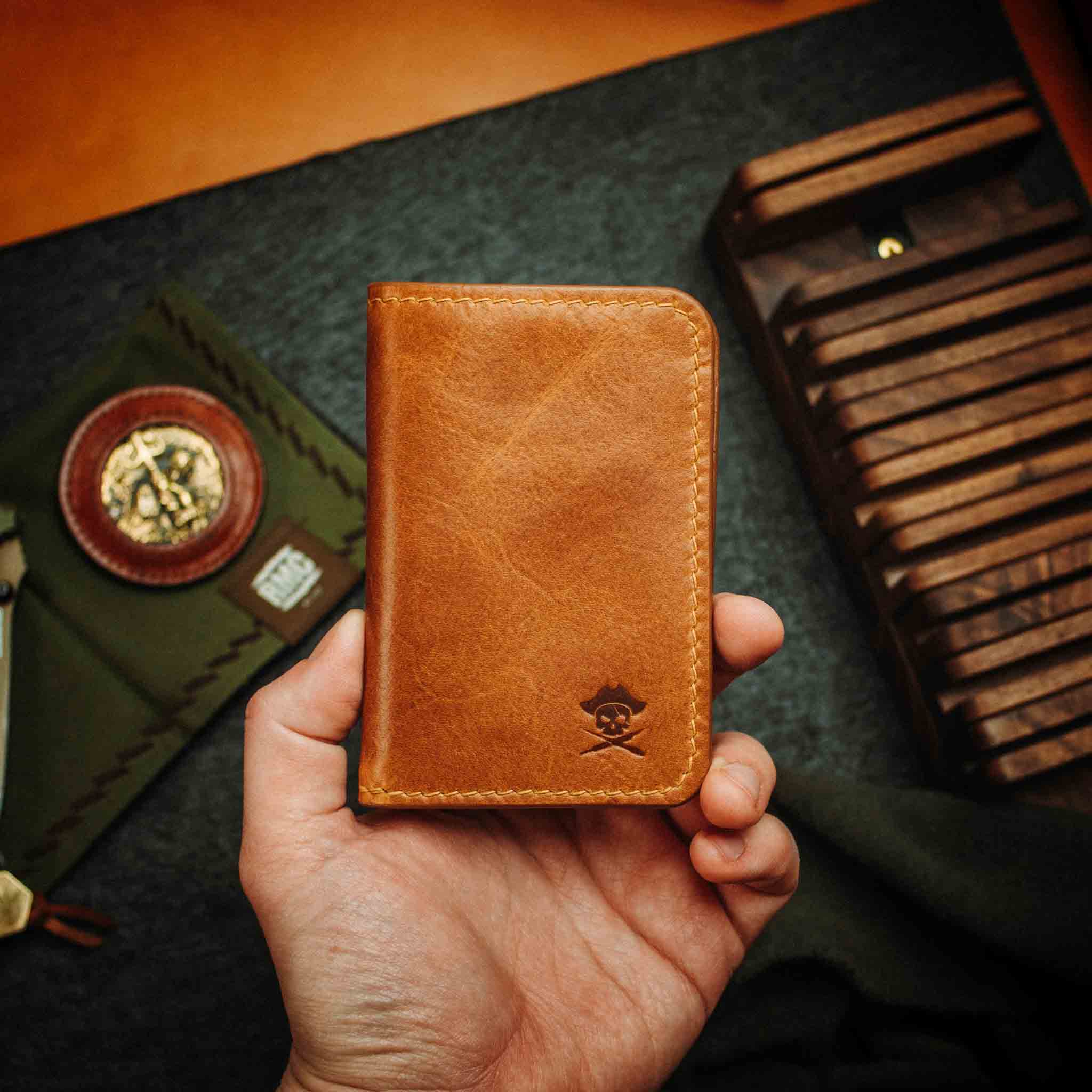 Pirate Goods Bucaneer Bifold Wallet – Schlankes minimalistisches Leder EDC Kartenetui