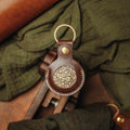 Pirate Goods Peso Pocket v5 Schlüsselanhänger Münzhalter – Leder-Challenge-Coin-Etui für EDC