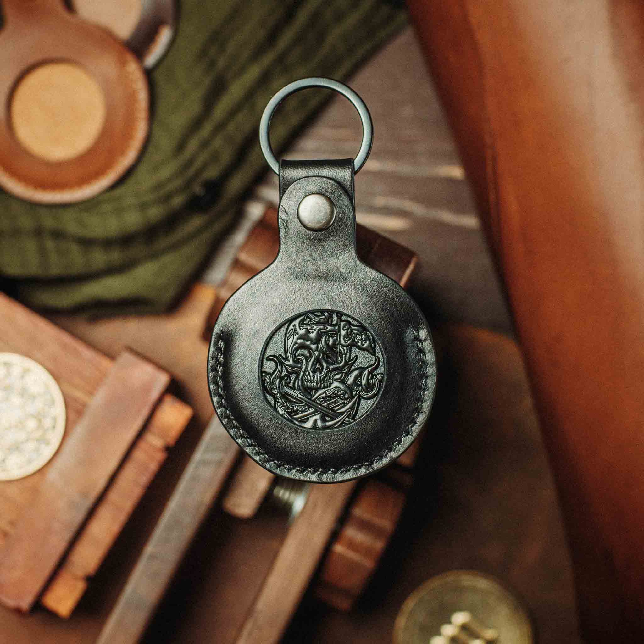 Pirate Goods Peso Pocket v5 Schlüsselanhänger Münzhalter – Leder-Challenge-Coin-Etui für EDC