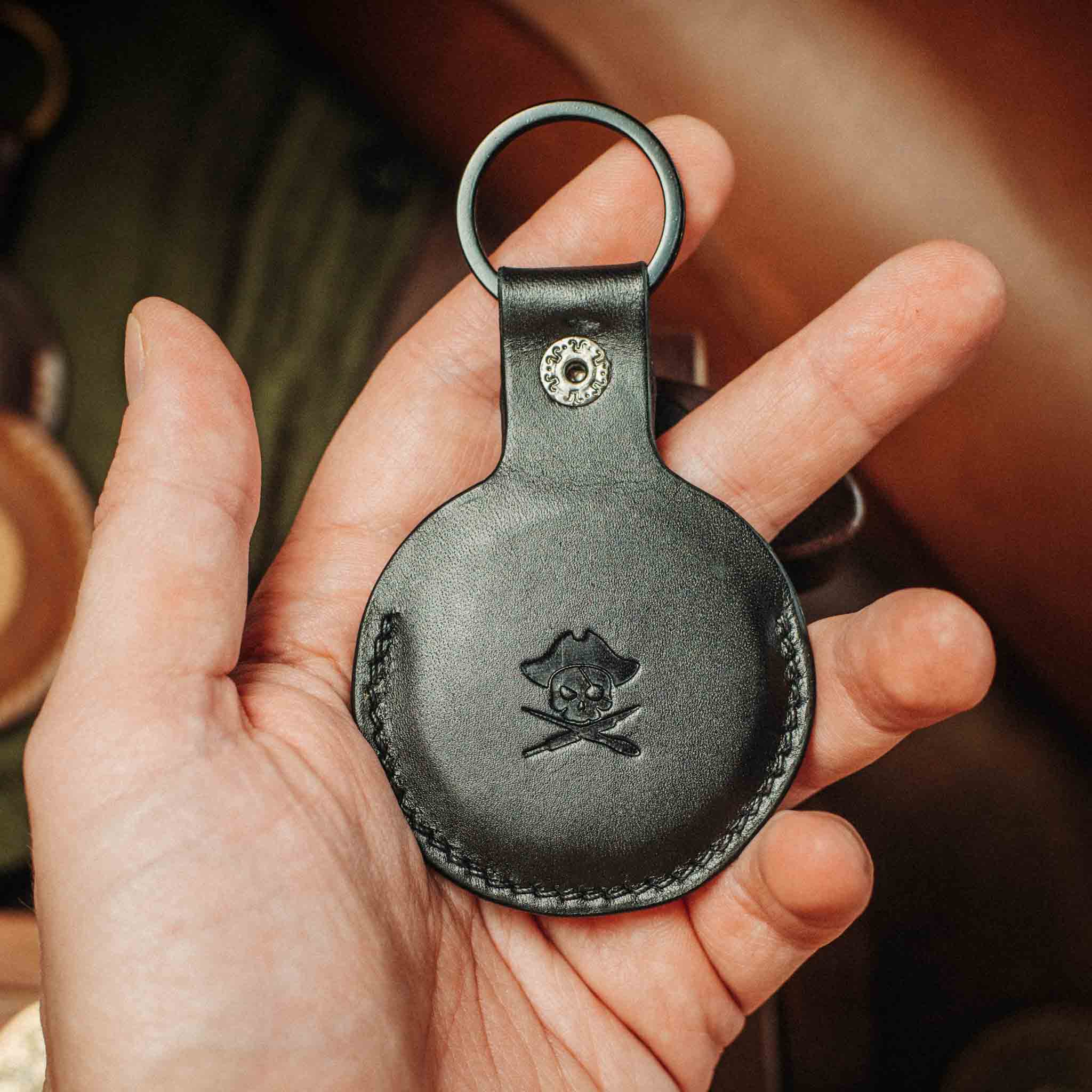 Pirate Goods Peso Pocket v5 Schlüsselanhänger Münzhalter – Leder-Challenge-Coin-Etui für EDC
