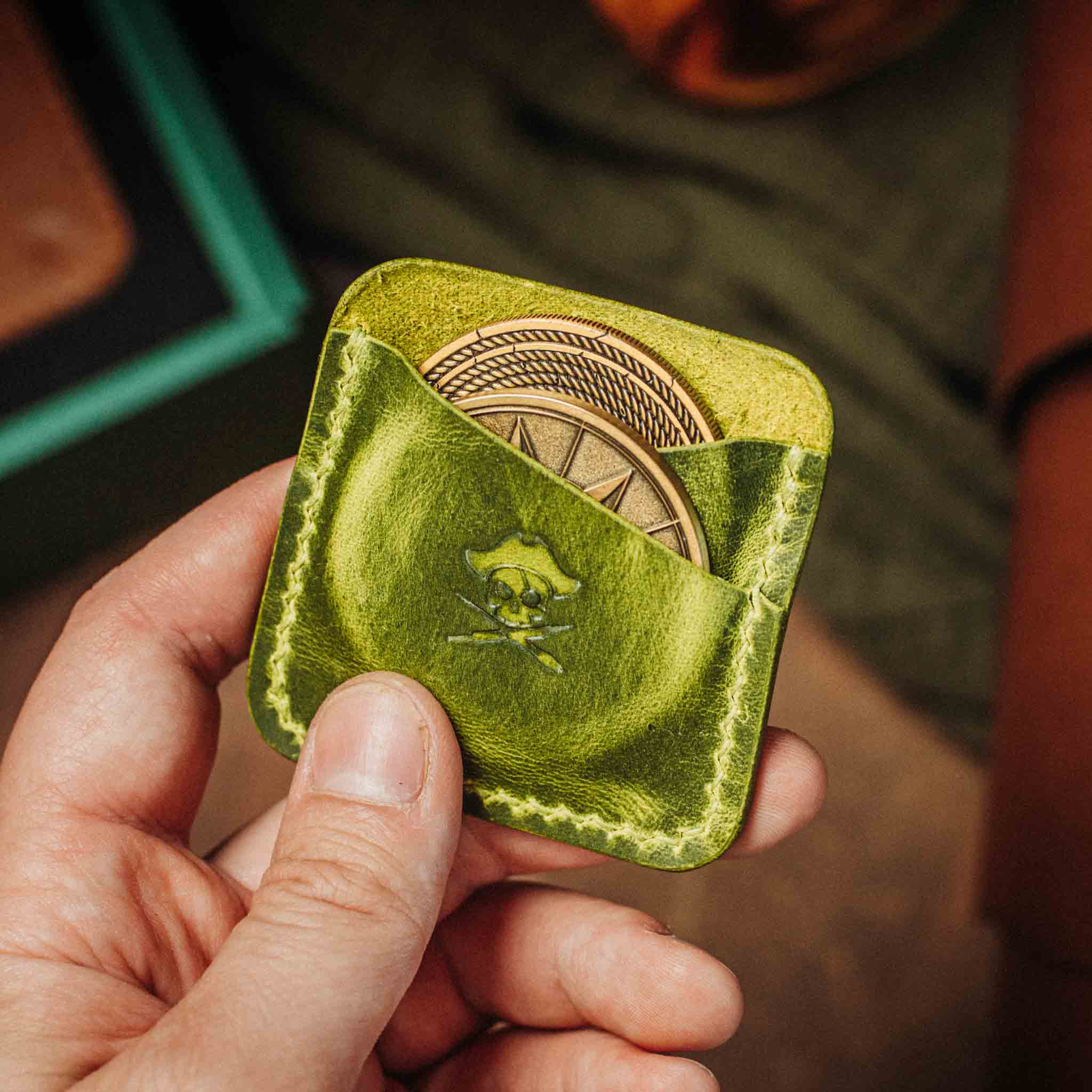 Pirate Goods Peso Pocket Duo Münzhalter – Lederetui für zwei Münzen / Challenge Coins