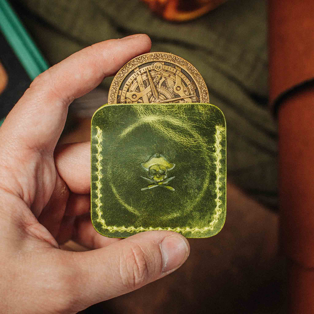 Pirate Goods Peso Pocket v3 Münzhalter – Leder-Challenge-Coin-Etui für EDC