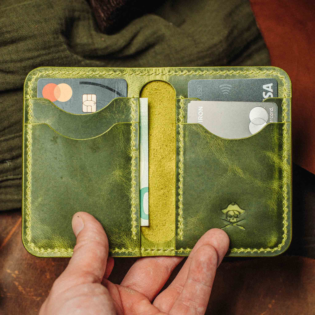 Pirate Goods Bucaneer Bifold Wallet – Schlankes minimalistisches Leder EDC Kartenetui