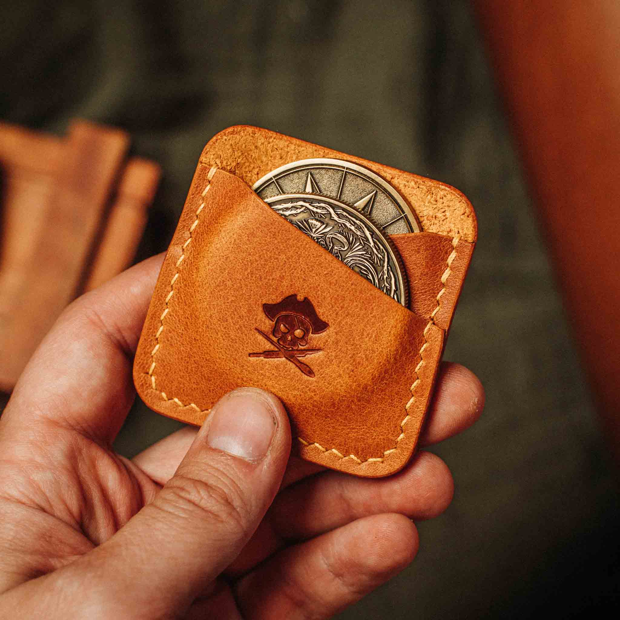 Pirate Goods Peso Pocket Duo Münzhalter – Lederetui für zwei Münzen / Challenge Coins