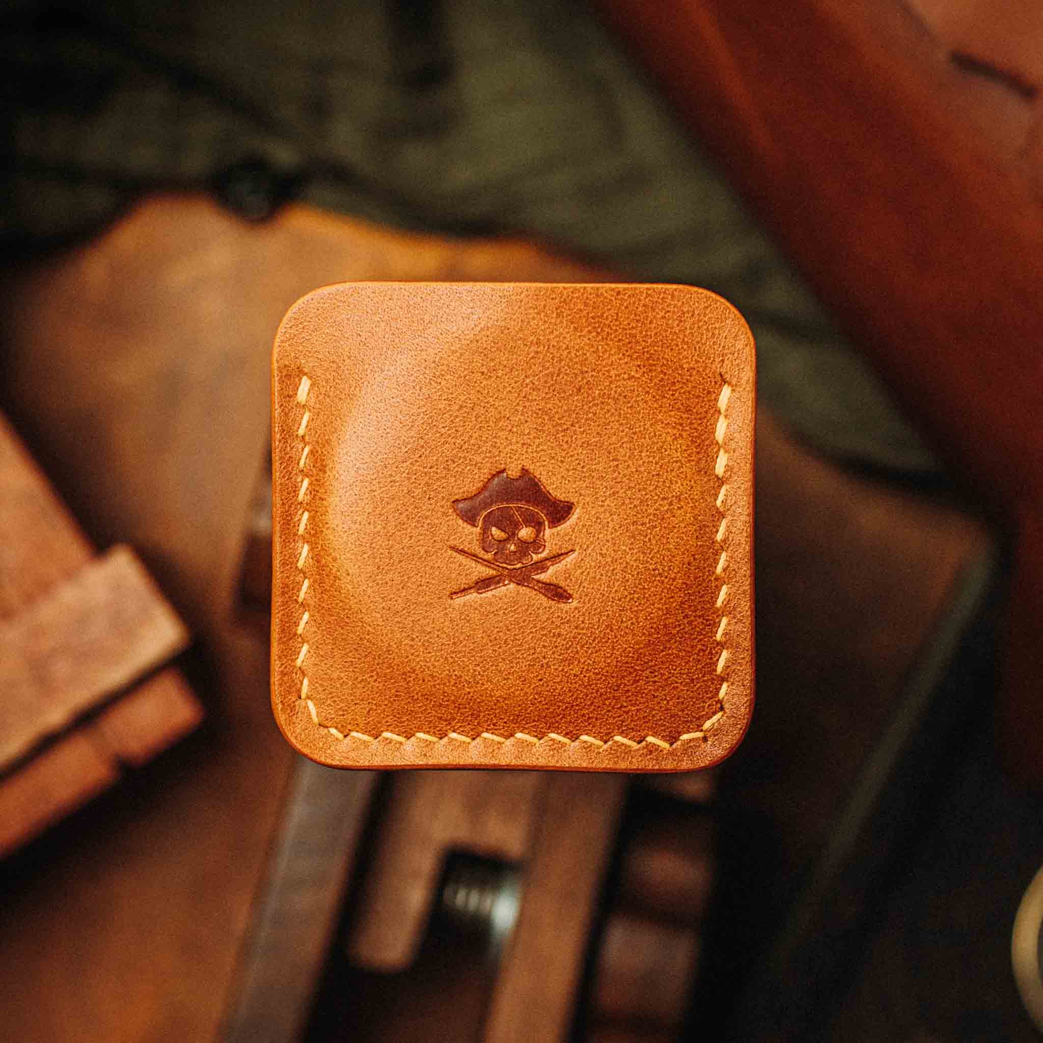 Pirate Goods Peso Pocket v3 Münzhalter – Leder-Challenge-Coin-Etui für EDC