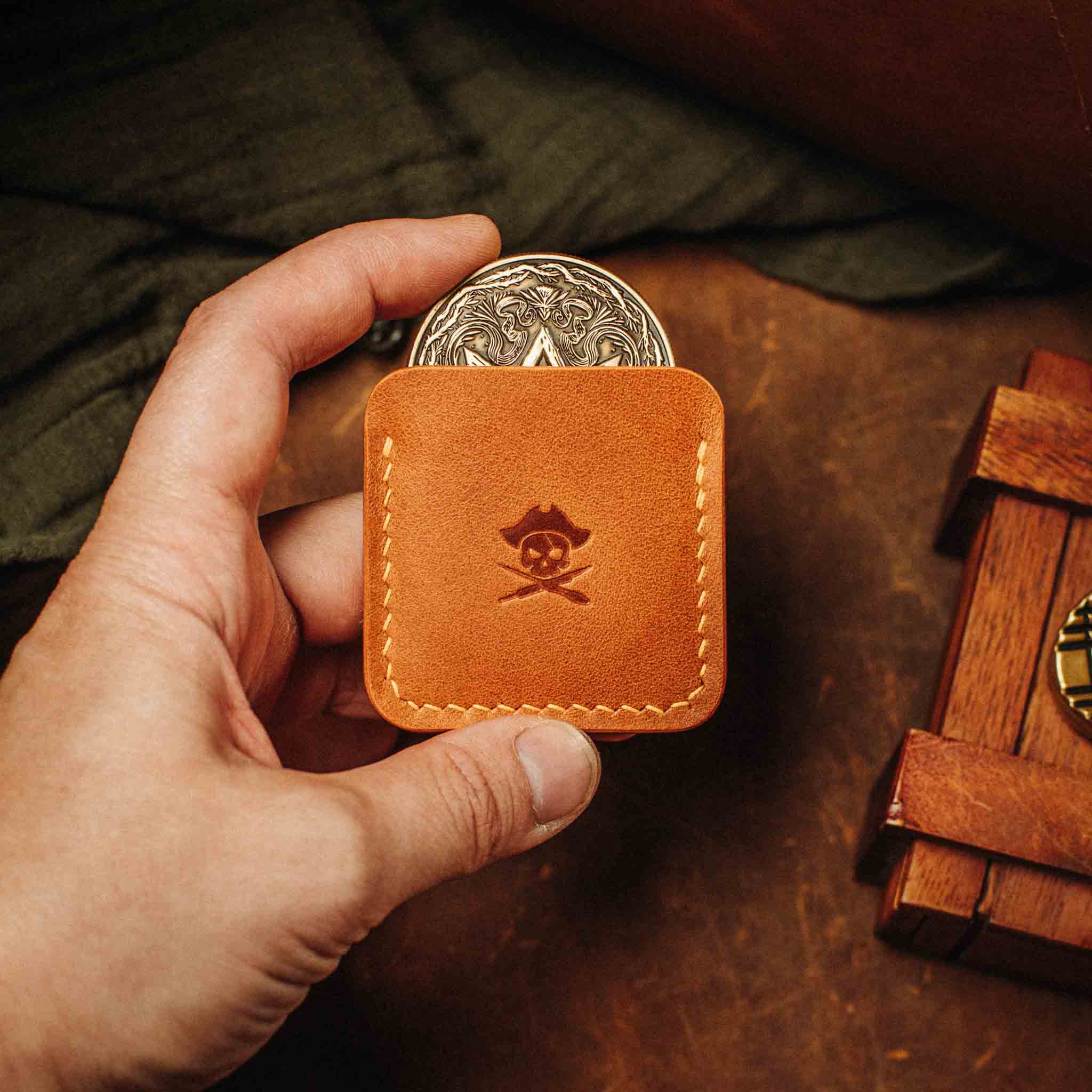 Pirate Goods Peso Pocket v3 Münzhalter – Leder-Challenge-Coin-Etui für EDC