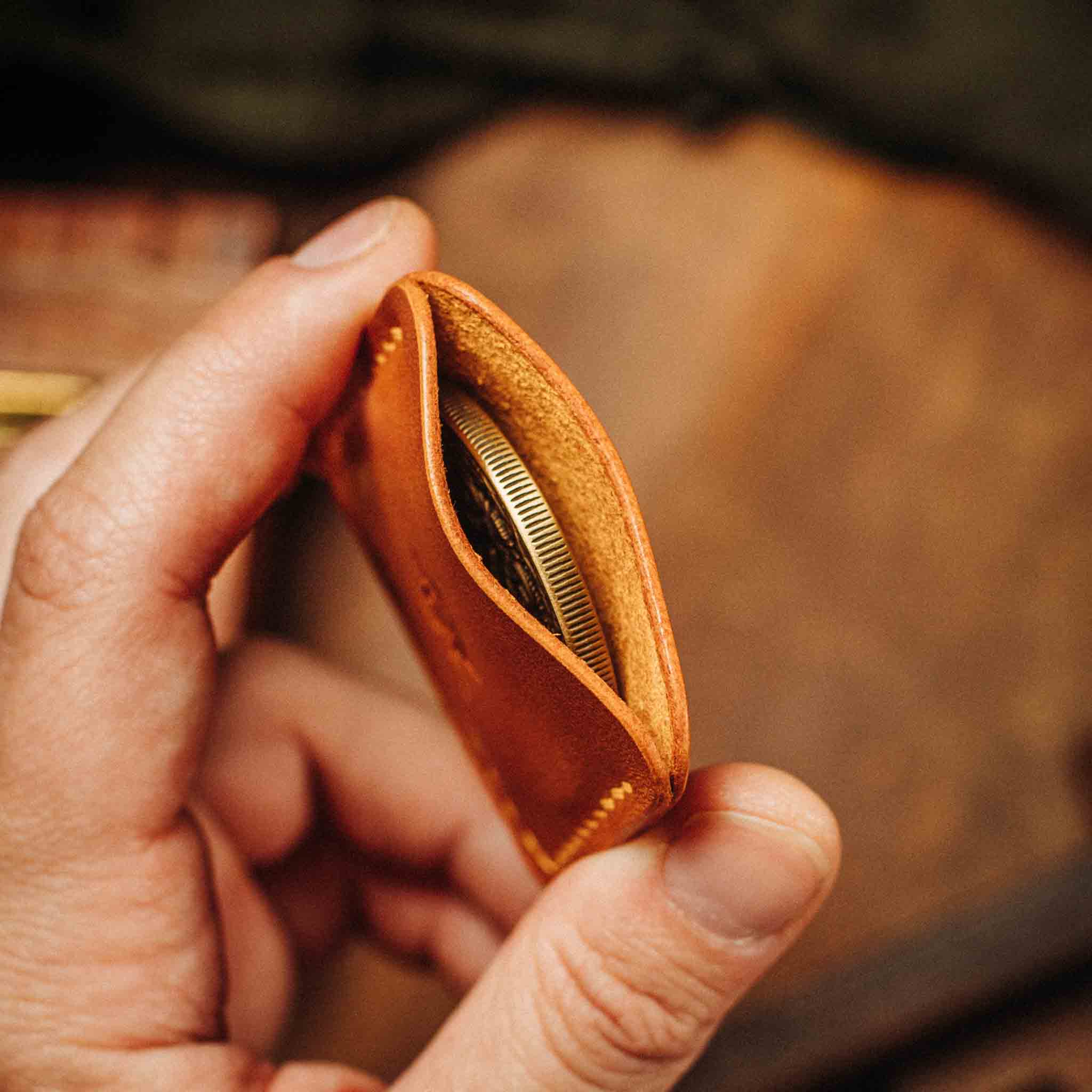 Pirate Goods Peso Pocket v3 Münzhalter – Leder-Challenge-Coin-Etui für EDC