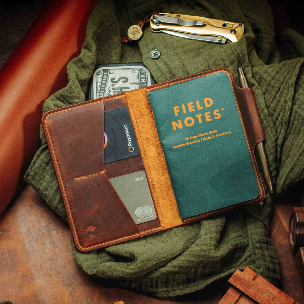 Pirate Goods Quartermaster v2 Reisepass-Brieftasche – Leder-Reise-EDC-Organizer mit Klettverschluss und Field Notes-Halter