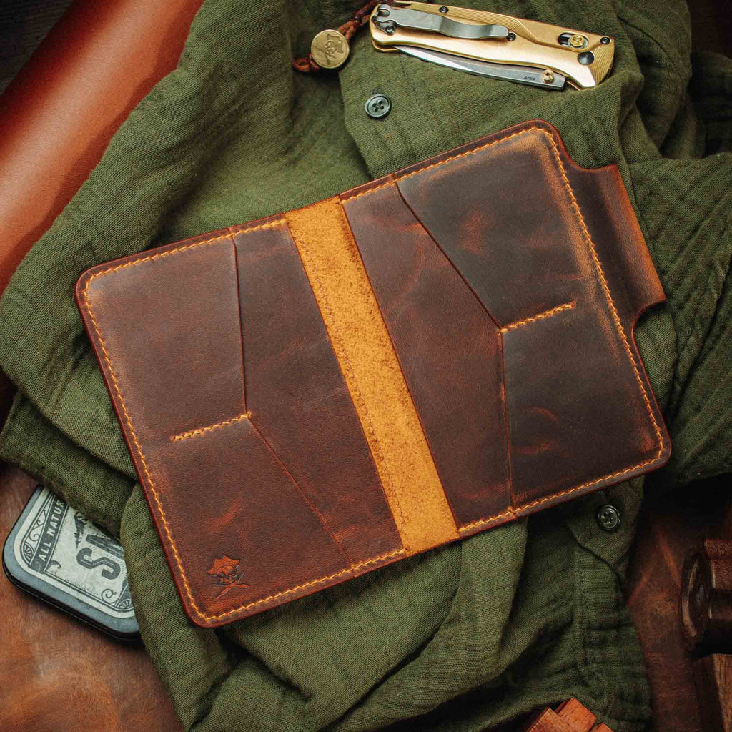 Pirate Goods Quartermaster v2 Reisepass-Brieftasche – Leder-Reise-EDC-Organizer mit Klettverschluss und Field Notes-Halter