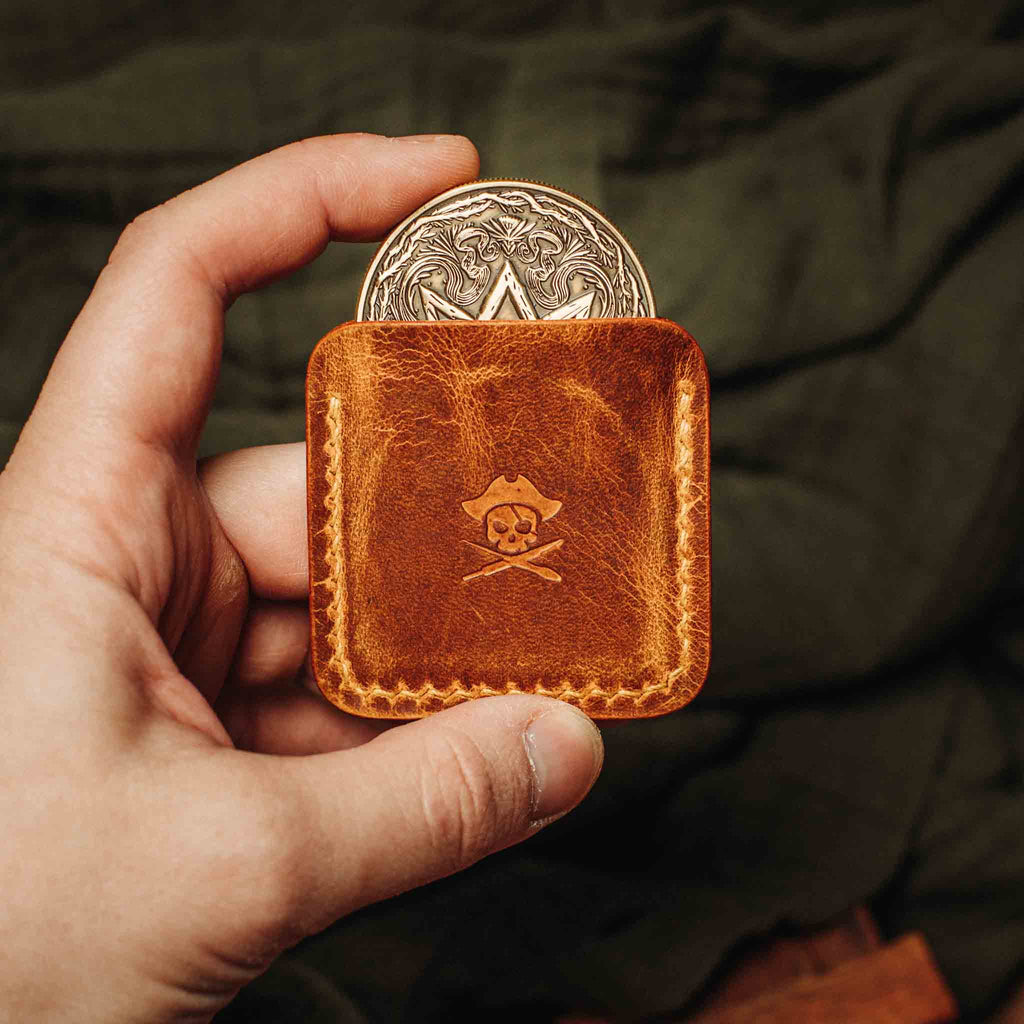 Pirate Goods Peso Pocket v3 Münzhalter – Leder-Challenge-Coin-Etui für EDC