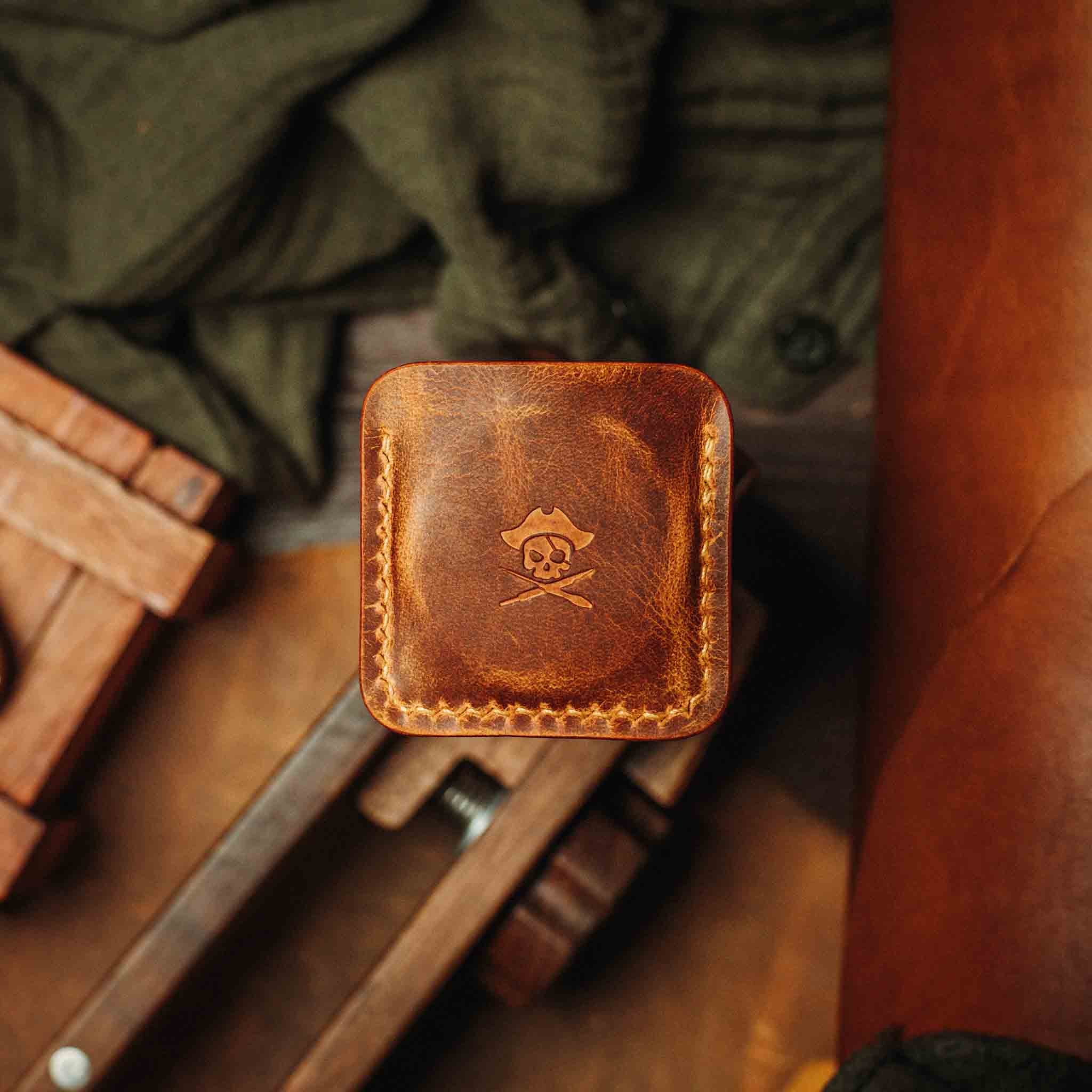Pirate Goods Peso Pocket v3 Münzhalter – Leder-Challenge-Coin-Etui für EDC