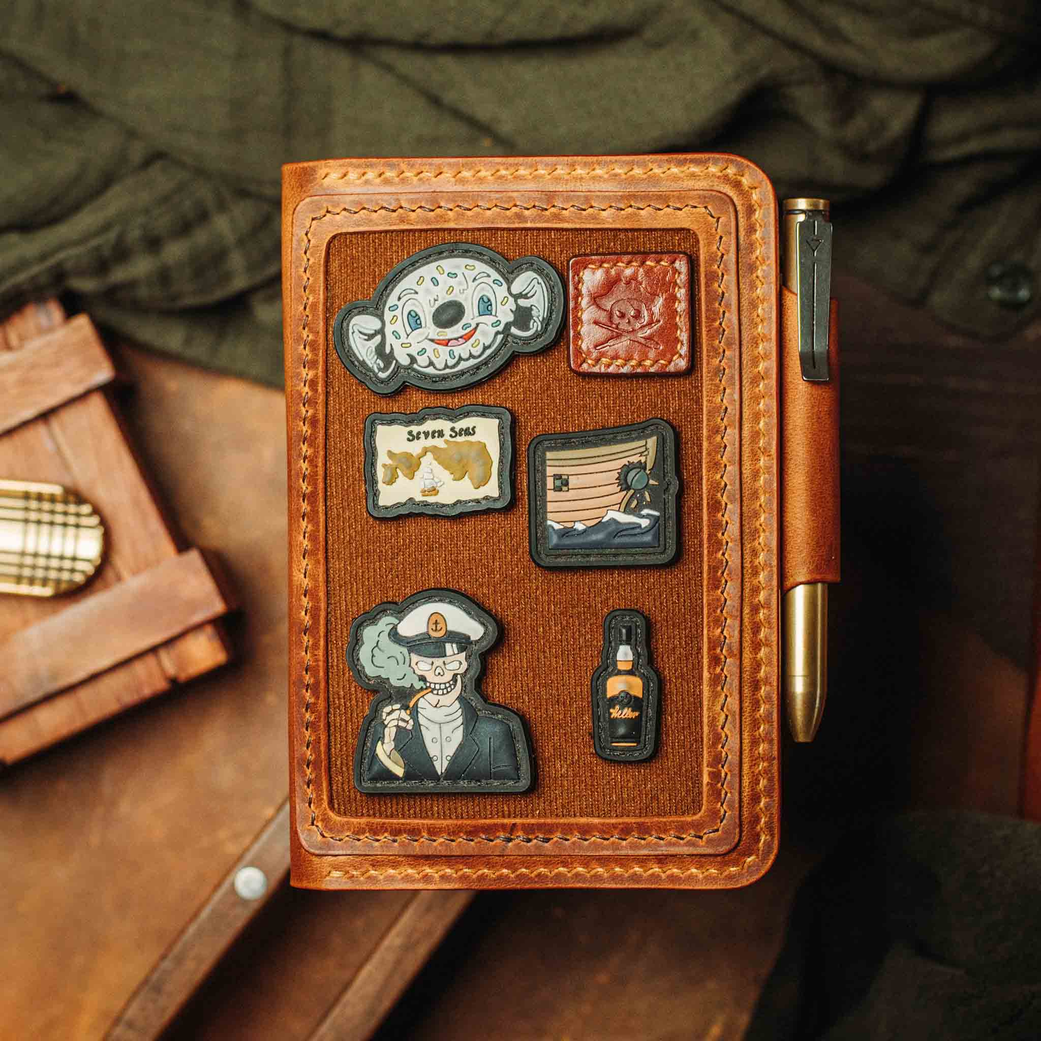 Pirate Goods Quartermaster v2 Reisepass-Brieftasche – Leder-Reise-EDC-Organizer mit Klettverschluss und Field Notes-Halter