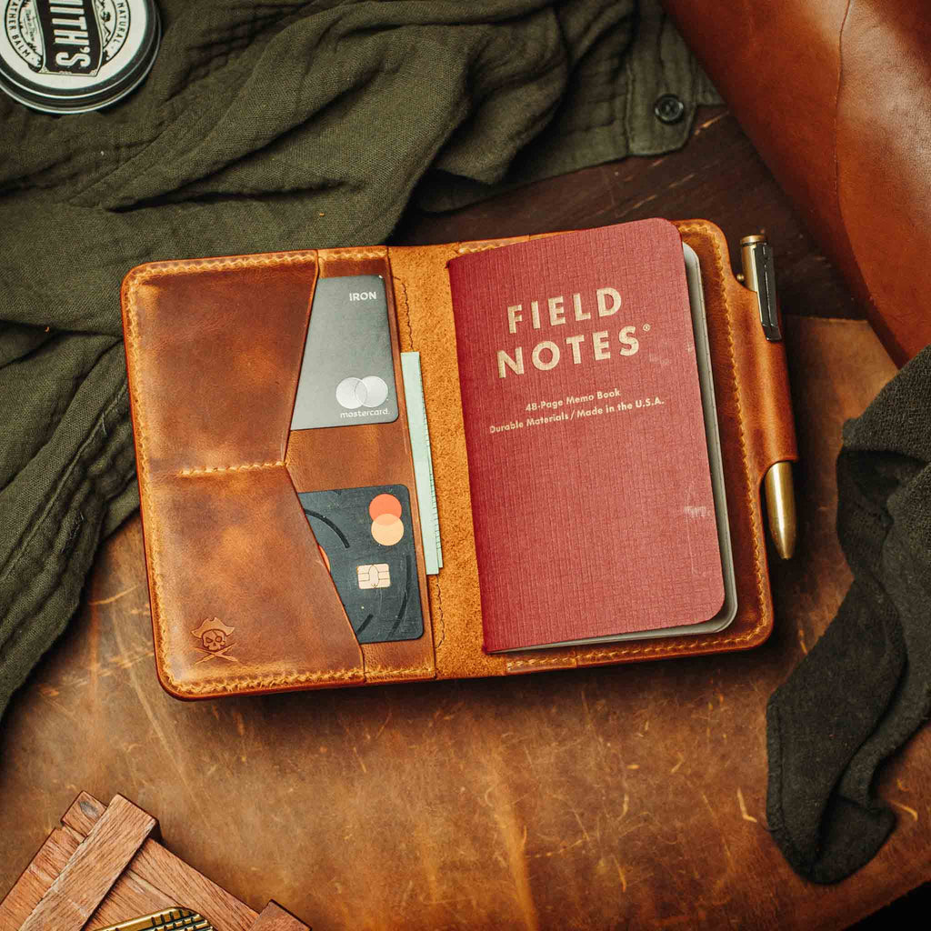 Pirate Goods Quartermaster v2 Reisepass-Brieftasche – Leder-Reise-EDC-Organizer mit Klettverschluss und Field Notes-Halter