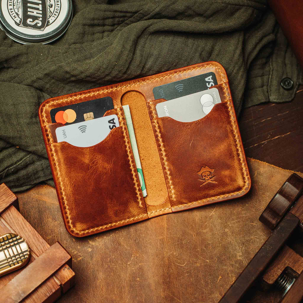 Pirate Goods Bucaneer Bifold Wallet – Schlankes minimalistisches Leder EDC Kartenetui