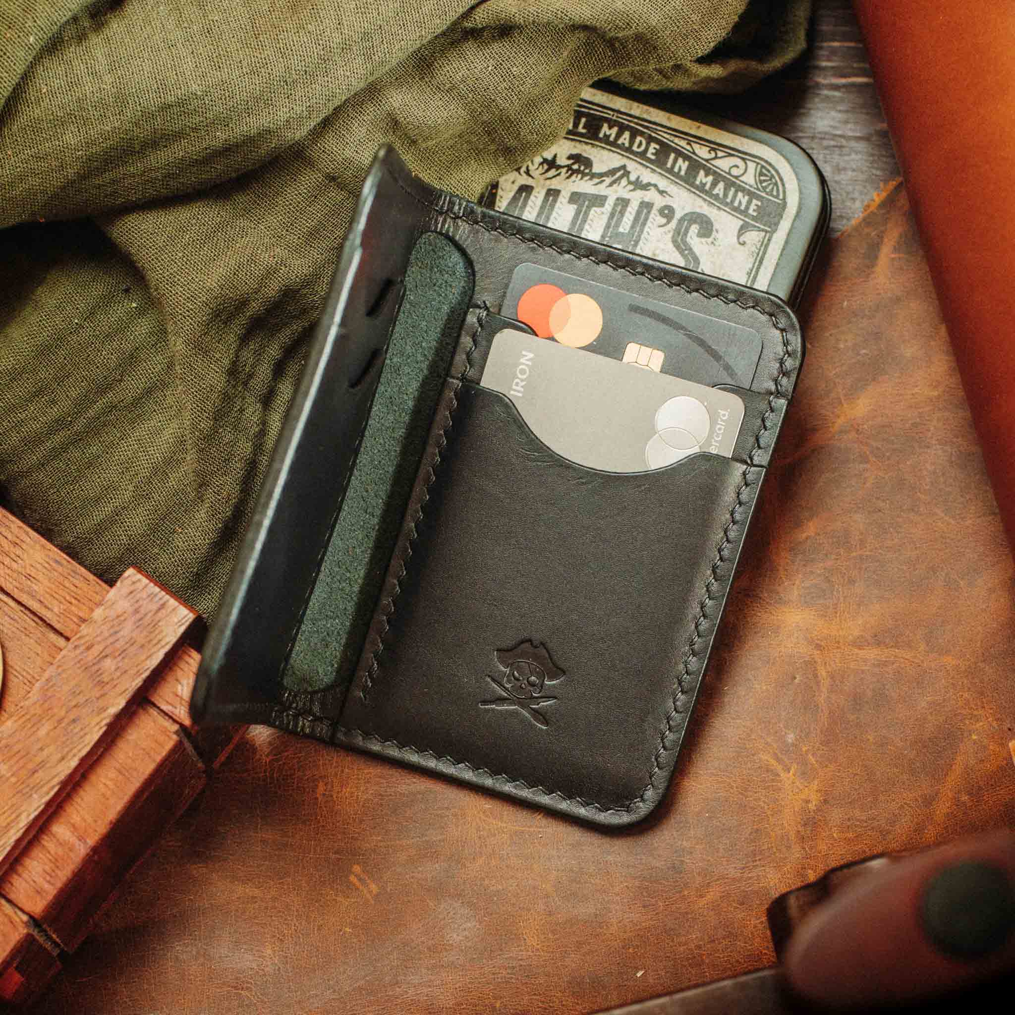 Pirate Goods Bucaneer Bifold Wallet – Schlankes minimalistisches Leder EDC Kartenetui