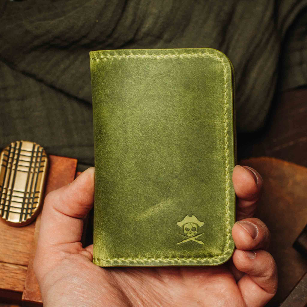 Pirate Goods Bucaneer Bifold Wallet – Schlankes minimalistisches Leder EDC Kartenetui