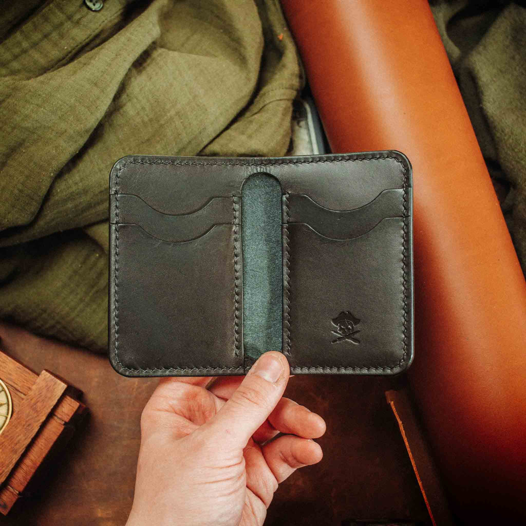 Pirate Goods Bucaneer Bifold Wallet – Schlankes minimalistisches Leder EDC Kartenetui