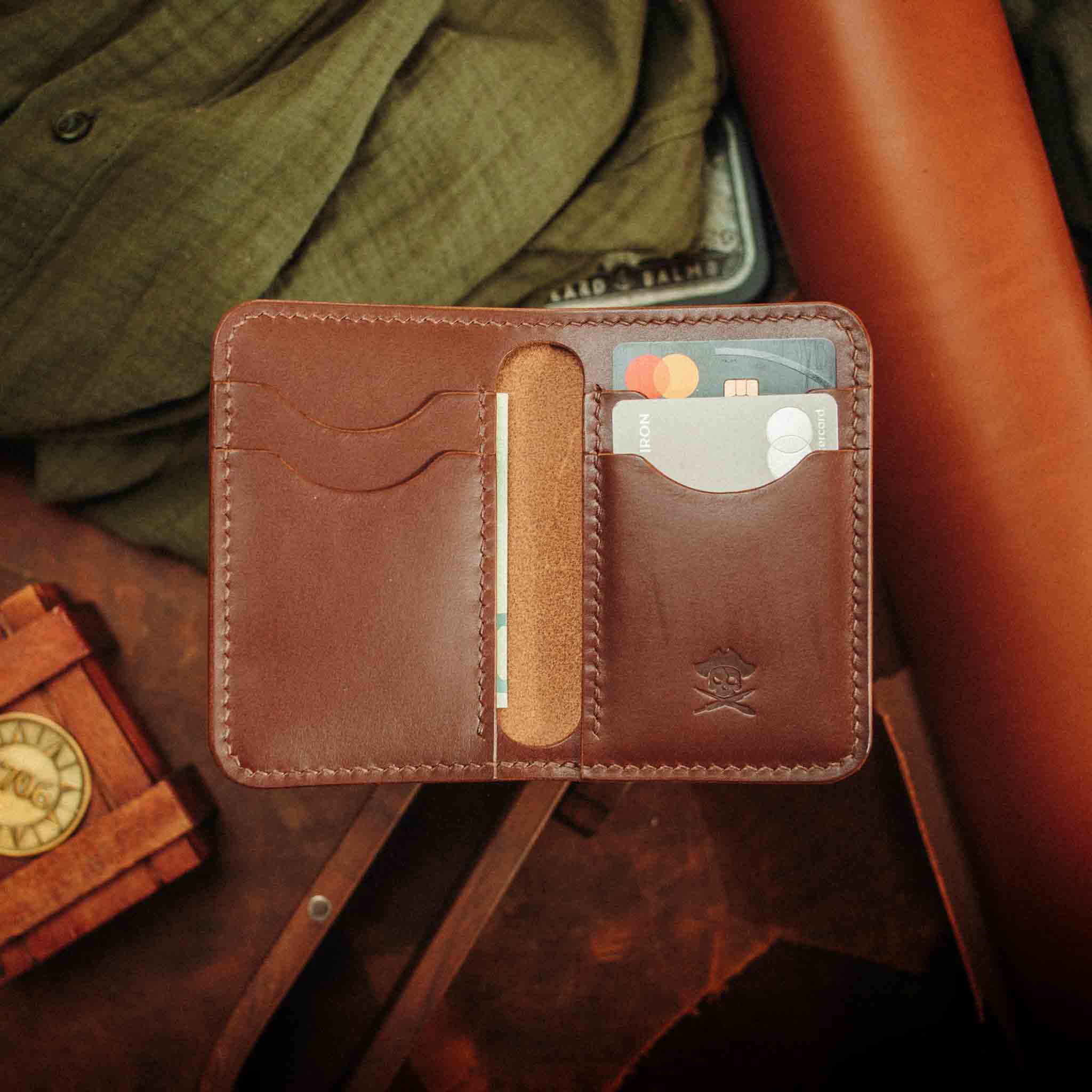 Pirate Goods Bucaneer Bifold Wallet – Schlankes minimalistisches Leder EDC Kartenetui