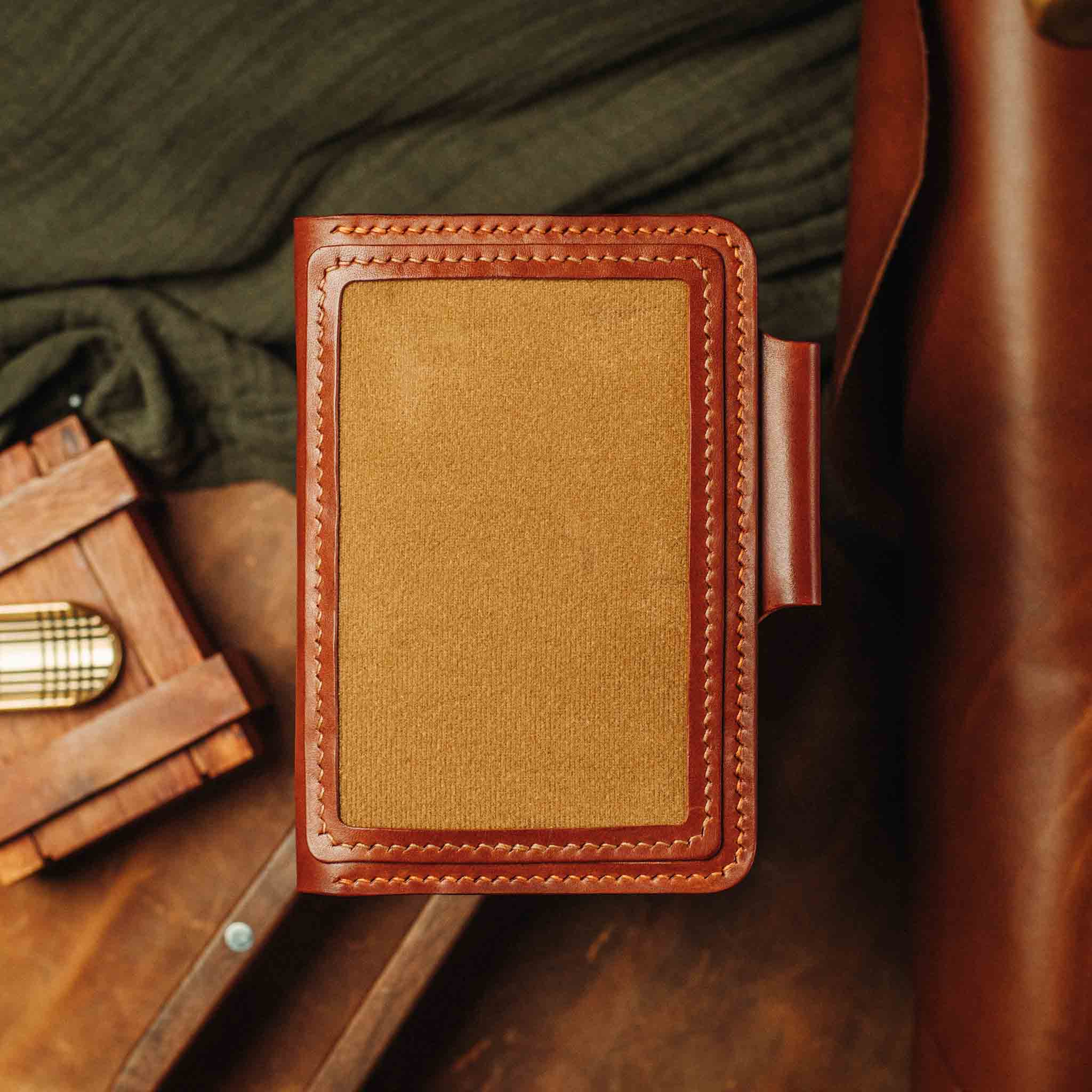 Pirate Goods Quartermaster v2 Reisepass-Brieftasche – Leder-Reise-EDC-Organizer mit Klettverschluss und Field Notes-Halter