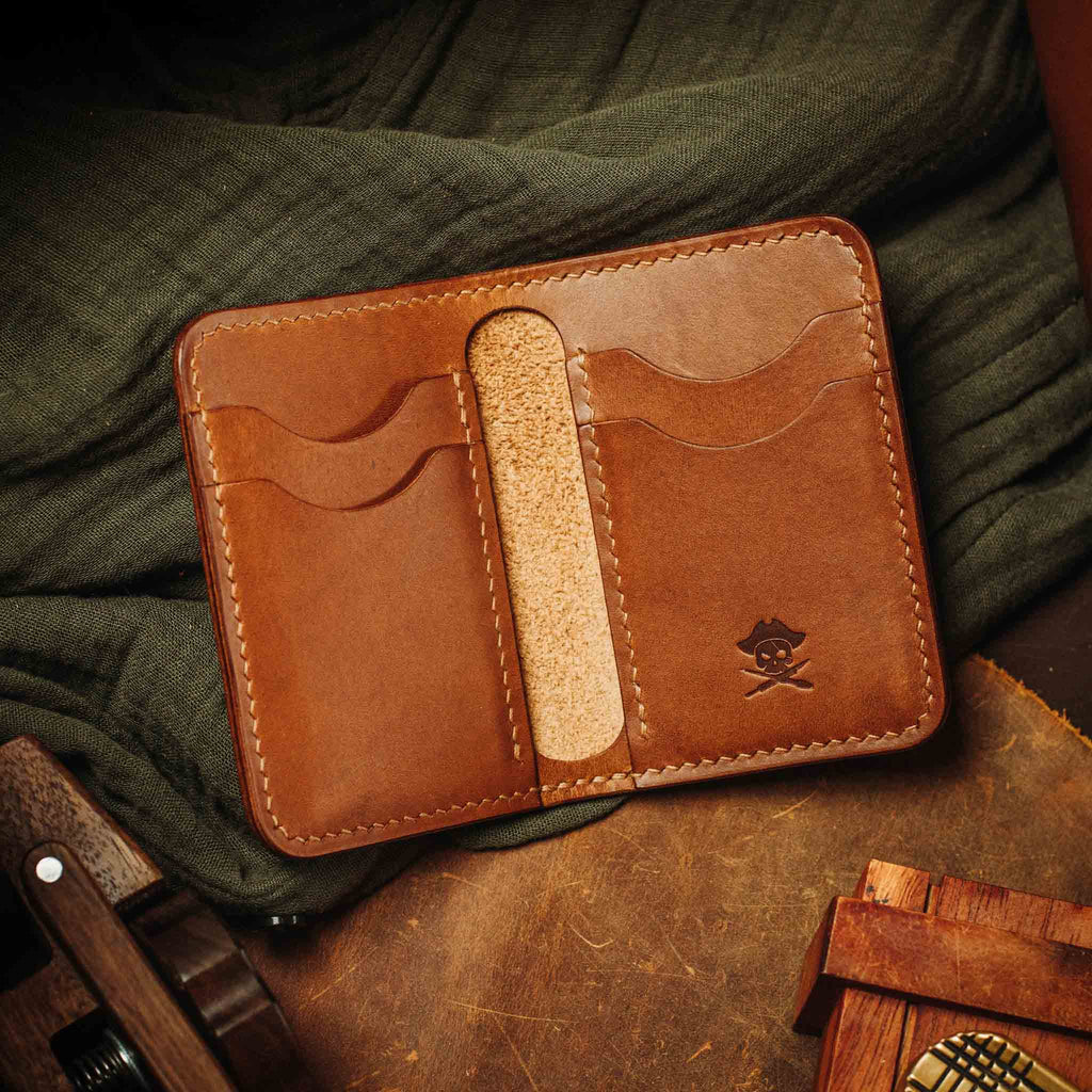Pirate Goods Bucaneer Bifold Wallet – Schlankes minimalistisches Leder EDC Kartenetui