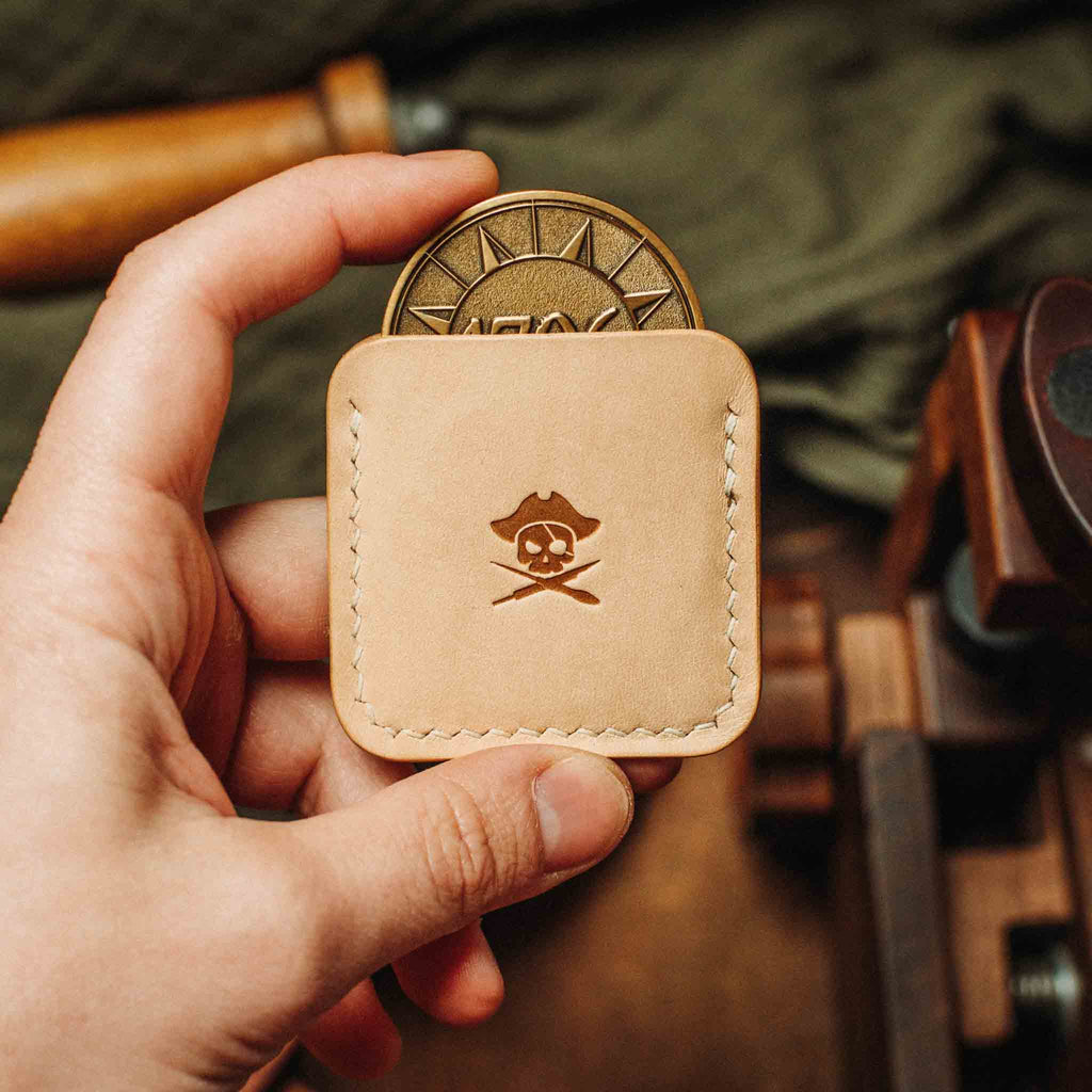 Pirate Goods Peso Pocket v3 Münzhalter – Leder-Challenge-Coin-Etui für EDC