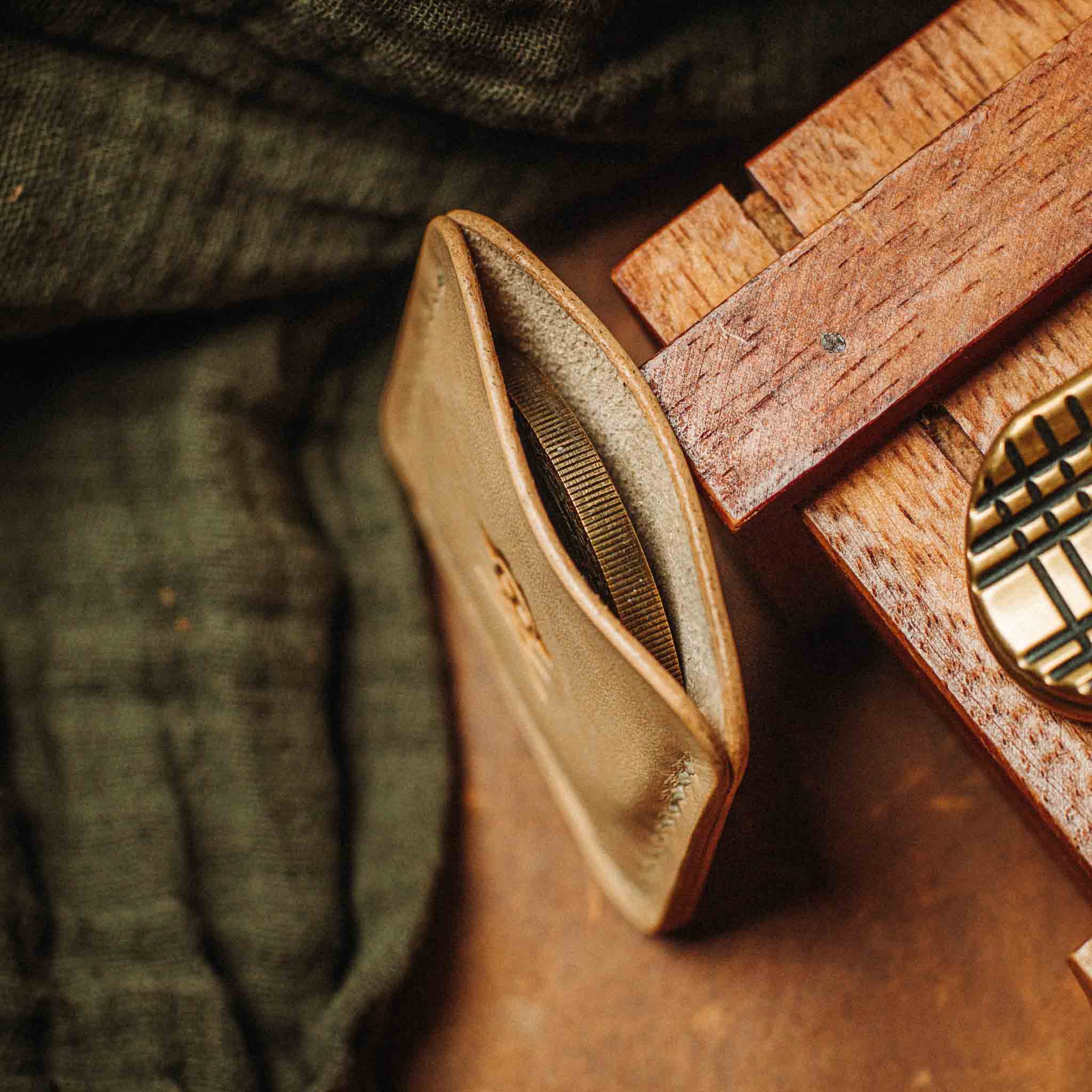 Pirate Goods Peso Pocket v3 Münzhalter – Leder-Challenge-Coin-Etui für EDC