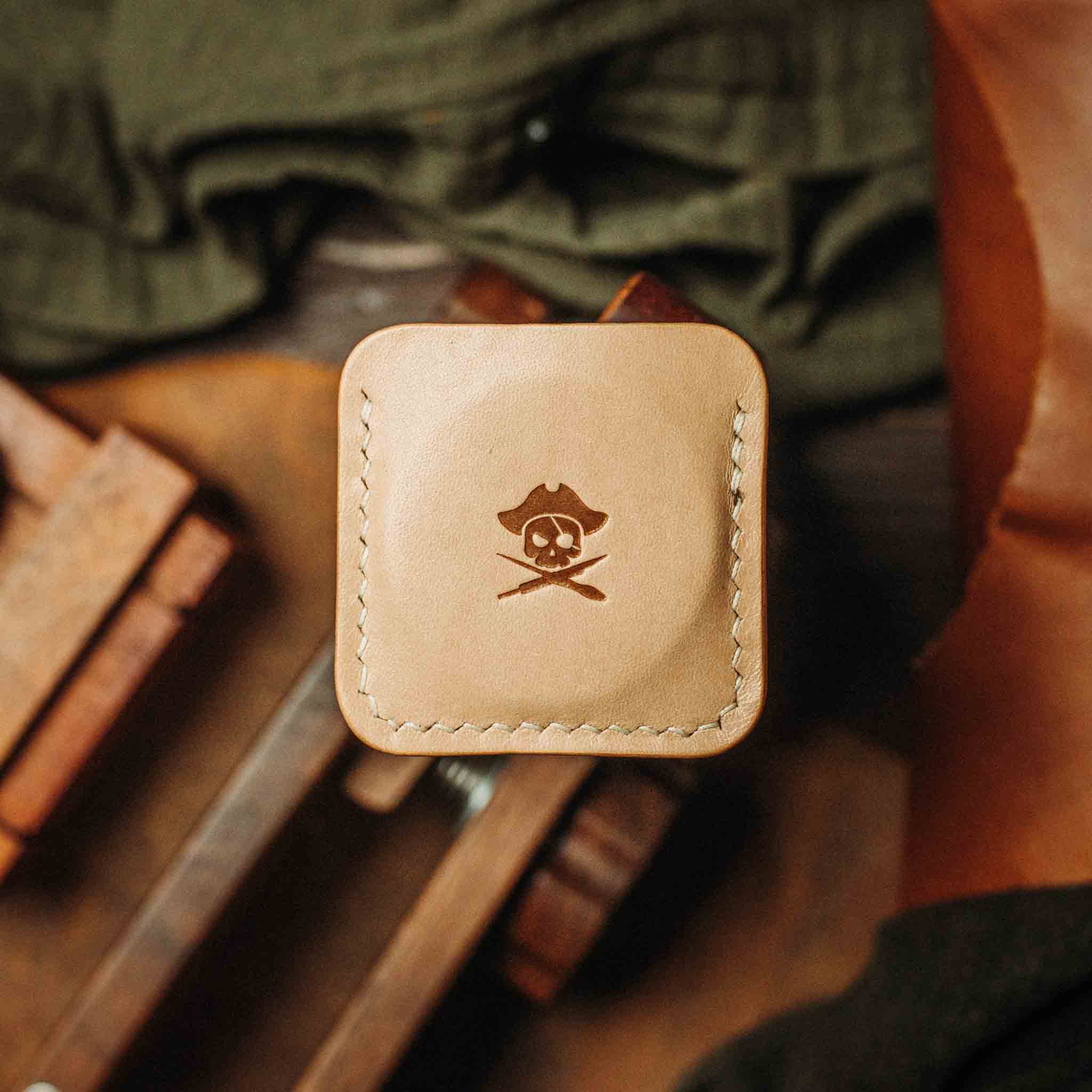 Pirate Goods Peso Pocket v3 Münzhalter – Leder-Challenge-Coin-Etui für EDC