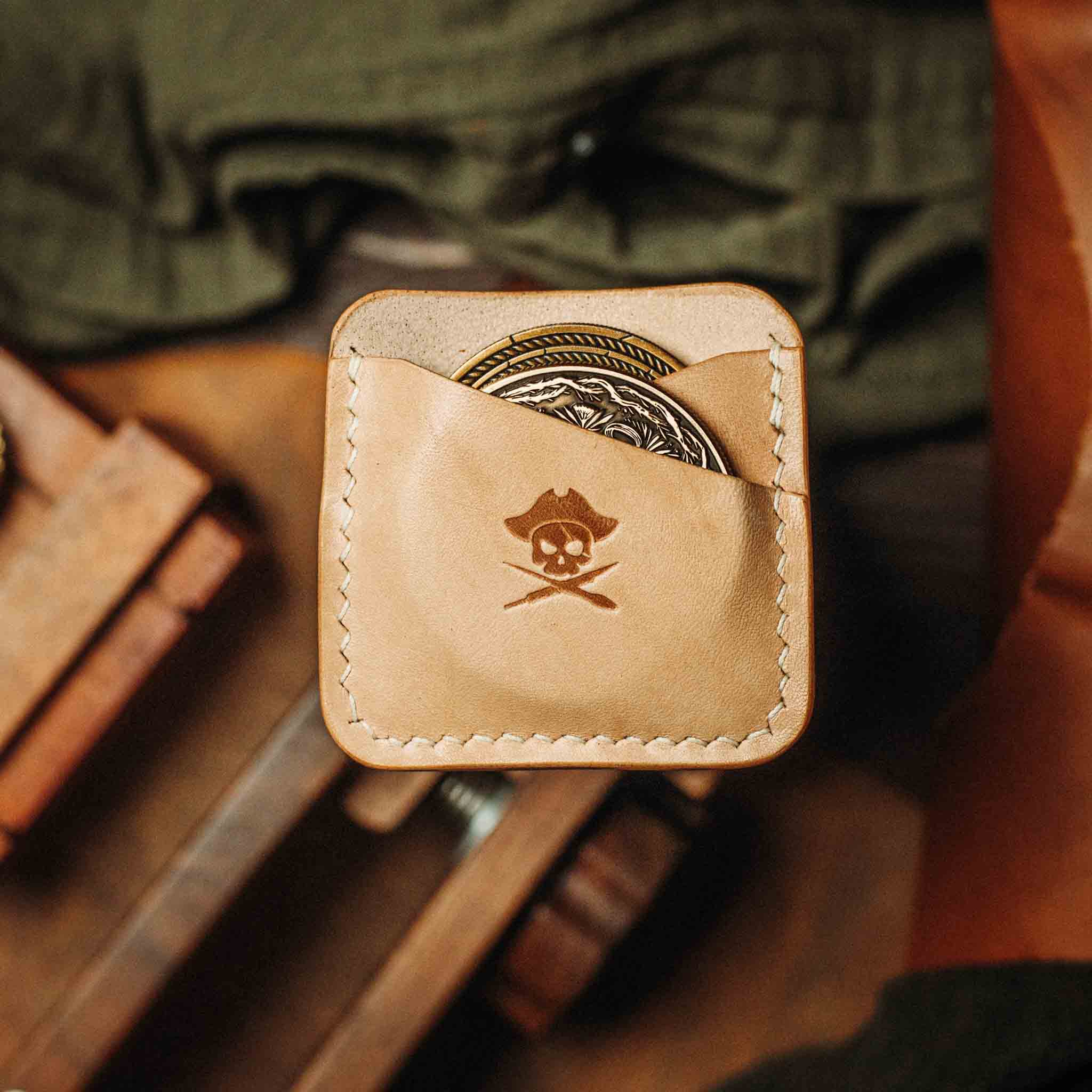 Pirate Goods Peso Pocket Duo Münzhalter – Lederetui für zwei Münzen / Challenge Coins