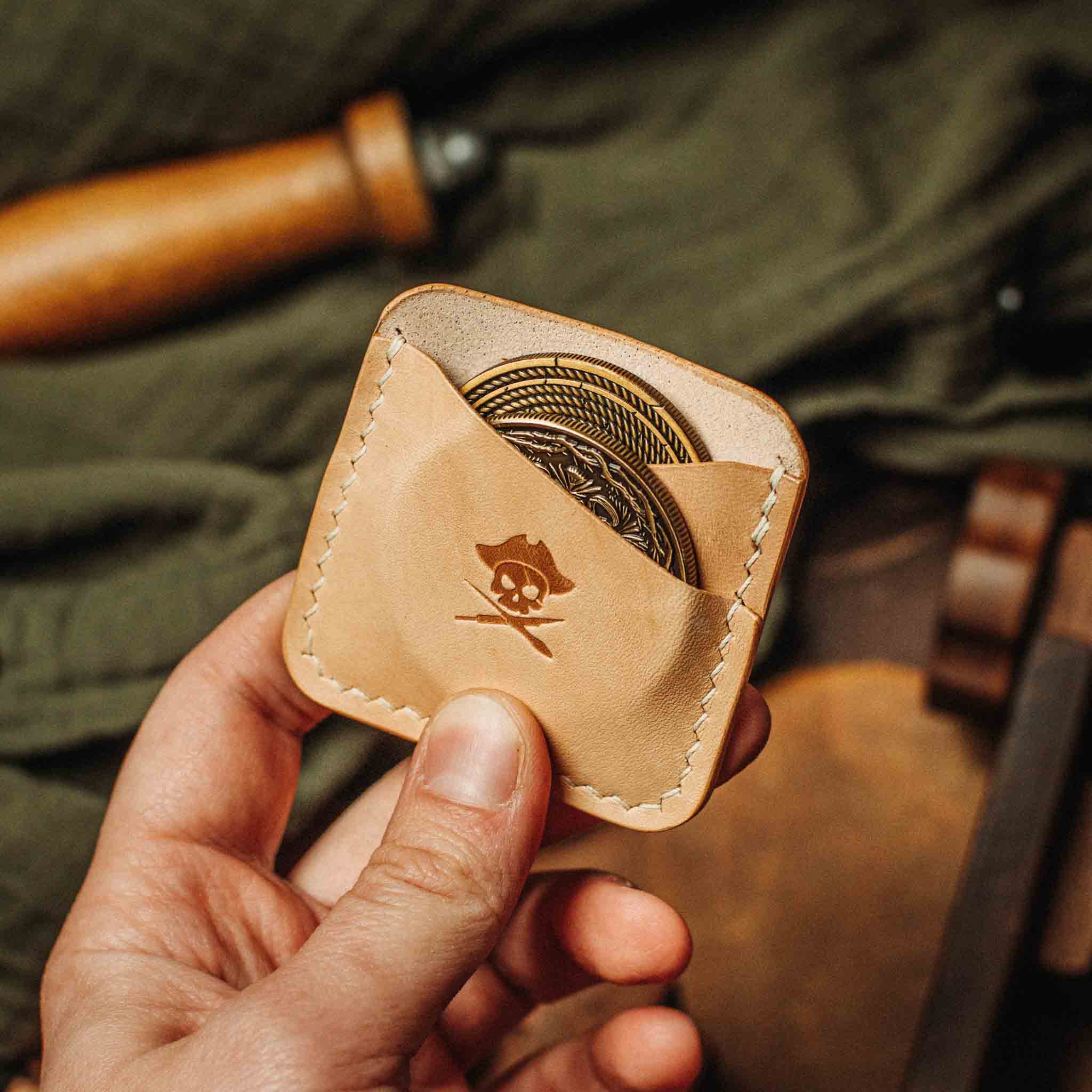 Pirate Goods Peso Pocket Duo Münzhalter – Lederetui für zwei Münzen / Challenge Coins