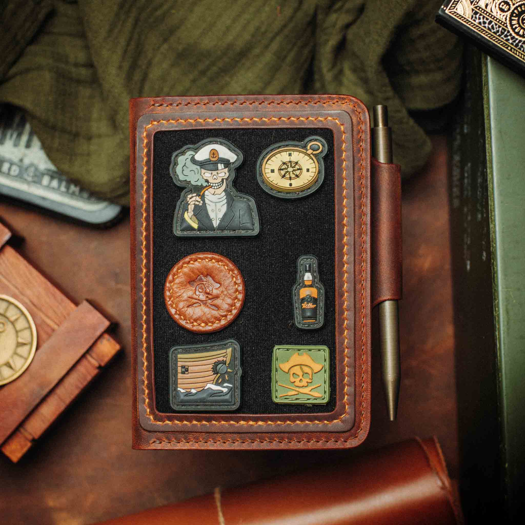 Pirate Goods Quartermaster v2 Reisepass-Brieftasche – Leder-Reise-EDC-Organizer mit Klettverschluss und Field Notes-Halter
