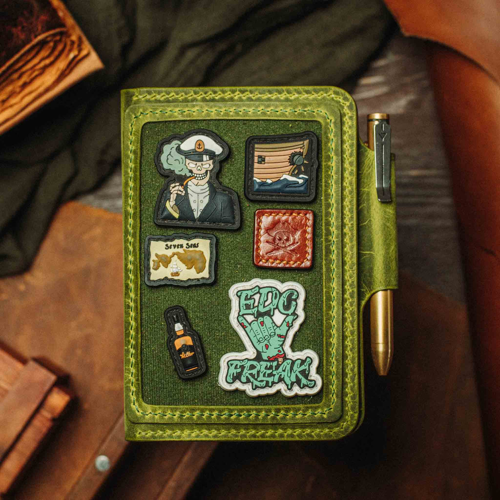 Pirate Goods Quartermaster v2 Reisepass-Brieftasche – Leder-Reise-EDC-Organizer mit Klettverschluss und Field Notes-Halter