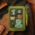 Pirate Goods Quartermaster v2 Reisepass-Brieftasche – Leder-Reise-EDC-Organizer mit Klettverschluss und Field Notes-Halter