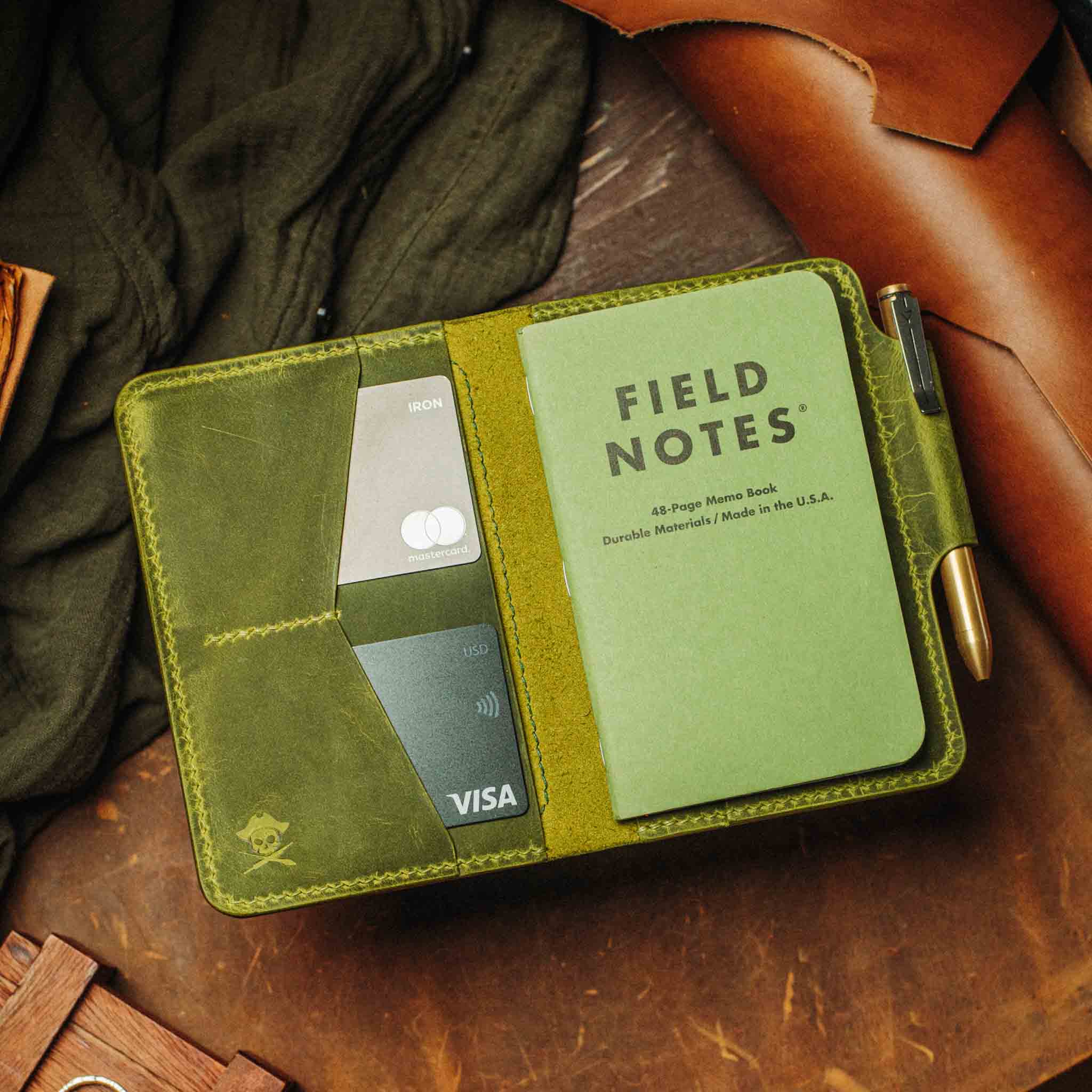 Pirate Goods Quartermaster v2 Reisepass-Brieftasche – Leder-Reise-EDC-Organizer mit Klettverschluss und Field Notes-Halter