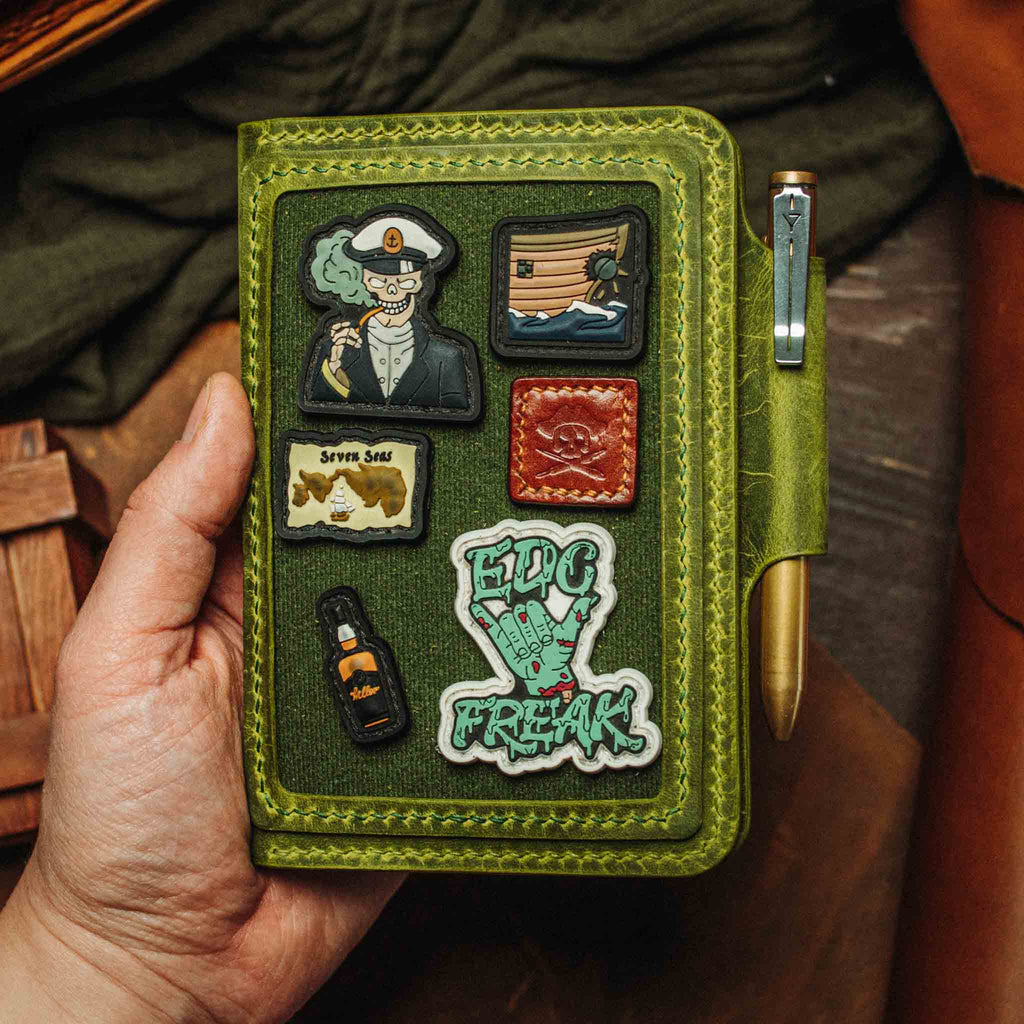 Pirate Goods Quartermaster v2 Reisepass-Brieftasche – Leder-Reise-EDC-Organizer mit Klettverschluss und Field Notes-Halter