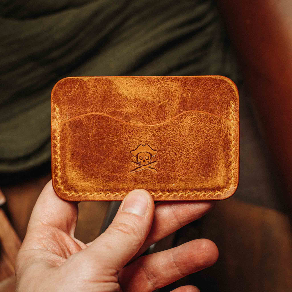 Pirate Goods Drunken Boatswain v2 Slim Wallet – Minimalistisches EDC-Kartenetui aus Leder
