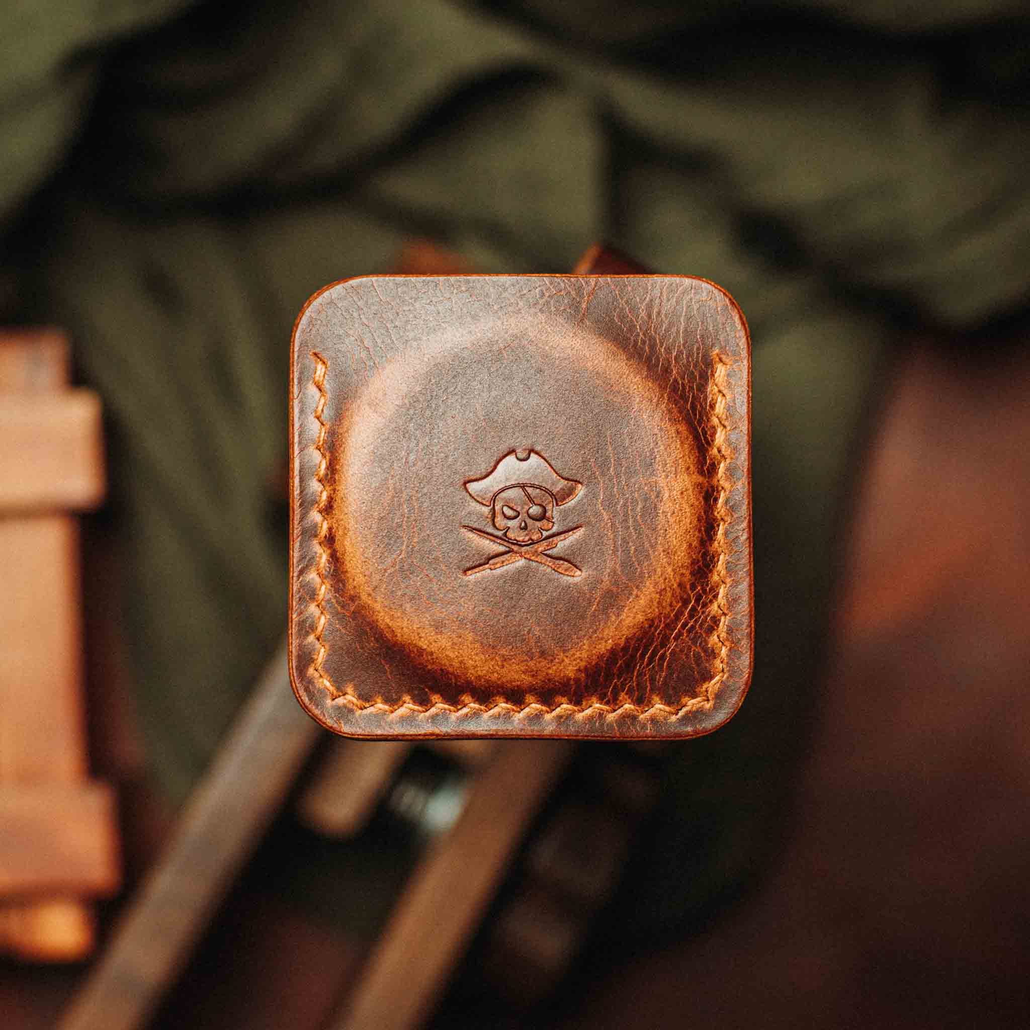 Pirate Goods Peso Pocket v3 Münzhalter – Leder-Challenge-Coin-Etui für EDC