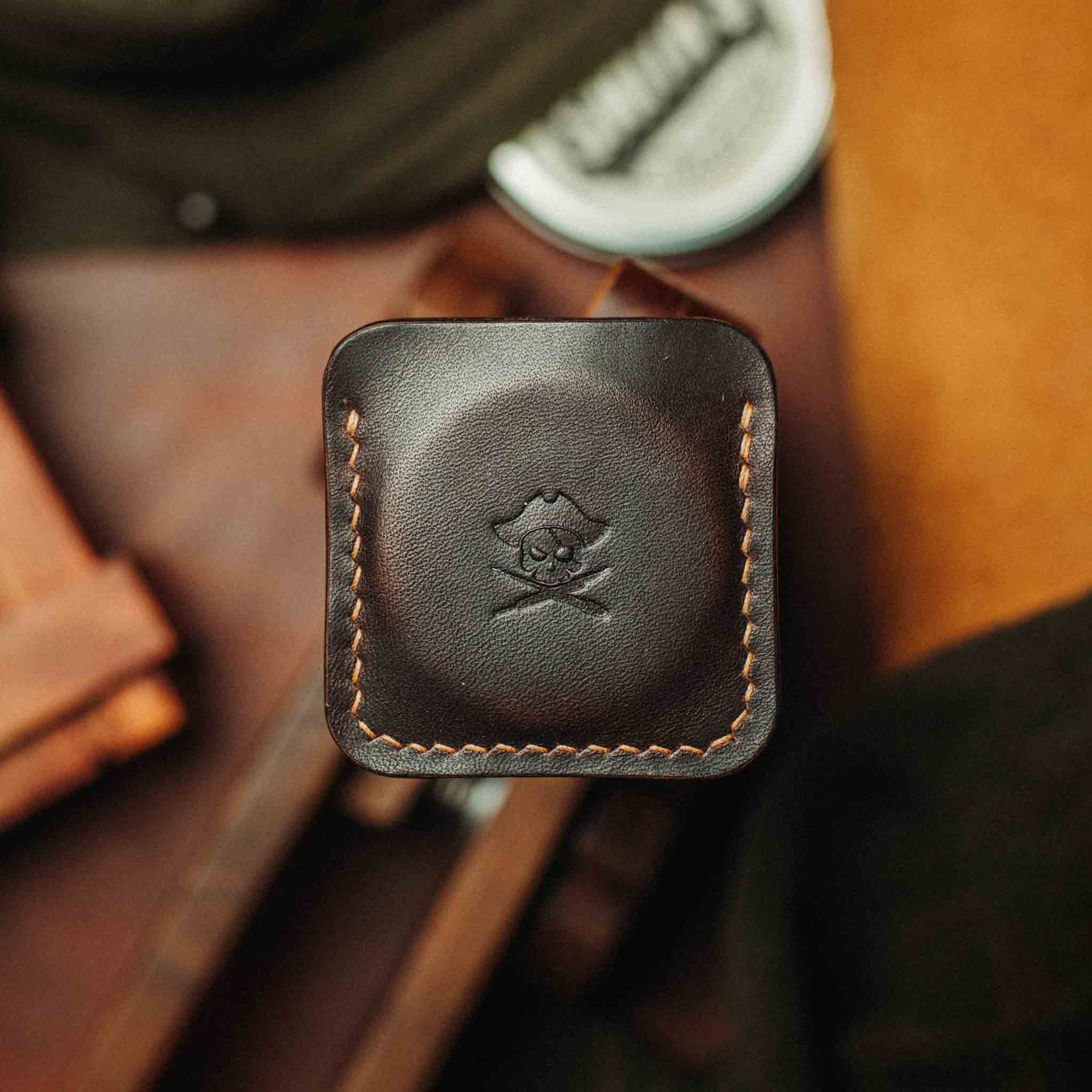 Pirate Goods Peso Pocket v3 Münzhalter – Leder-Challenge-Coin-Etui für EDC