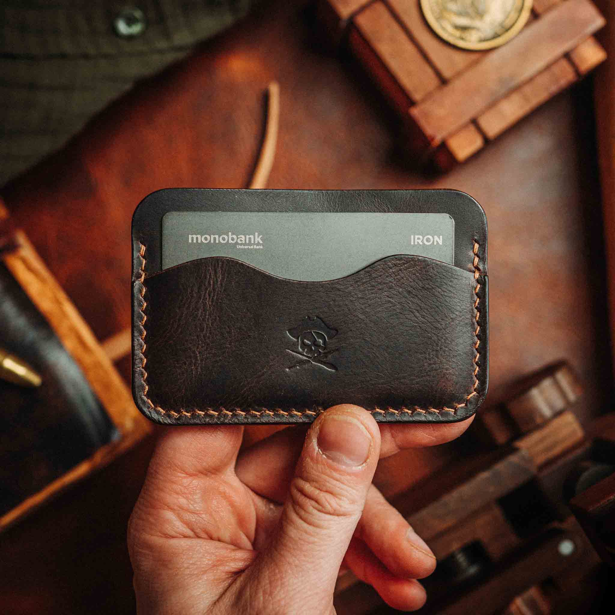 Pirate Goods Drunken Boatswain v2 Slim Wallet – Minimalistisches EDC-Kartenetui aus Leder