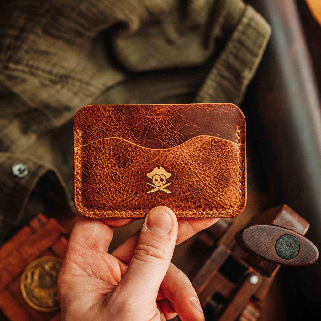 Pirate Goods Drunken Boatswain v2 Slim Wallet – Minimalistisches EDC-Kartenetui aus Leder