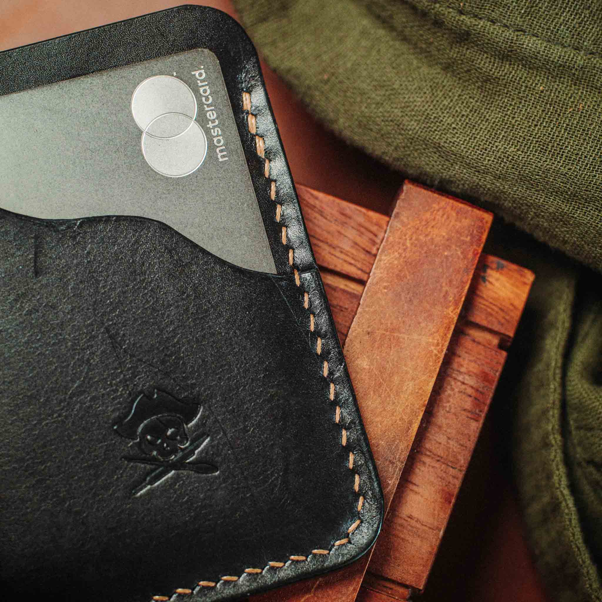 Pirate Goods Venturer v2 Slim Wallet – Minimalistischer Leder EDC Kartenhalter