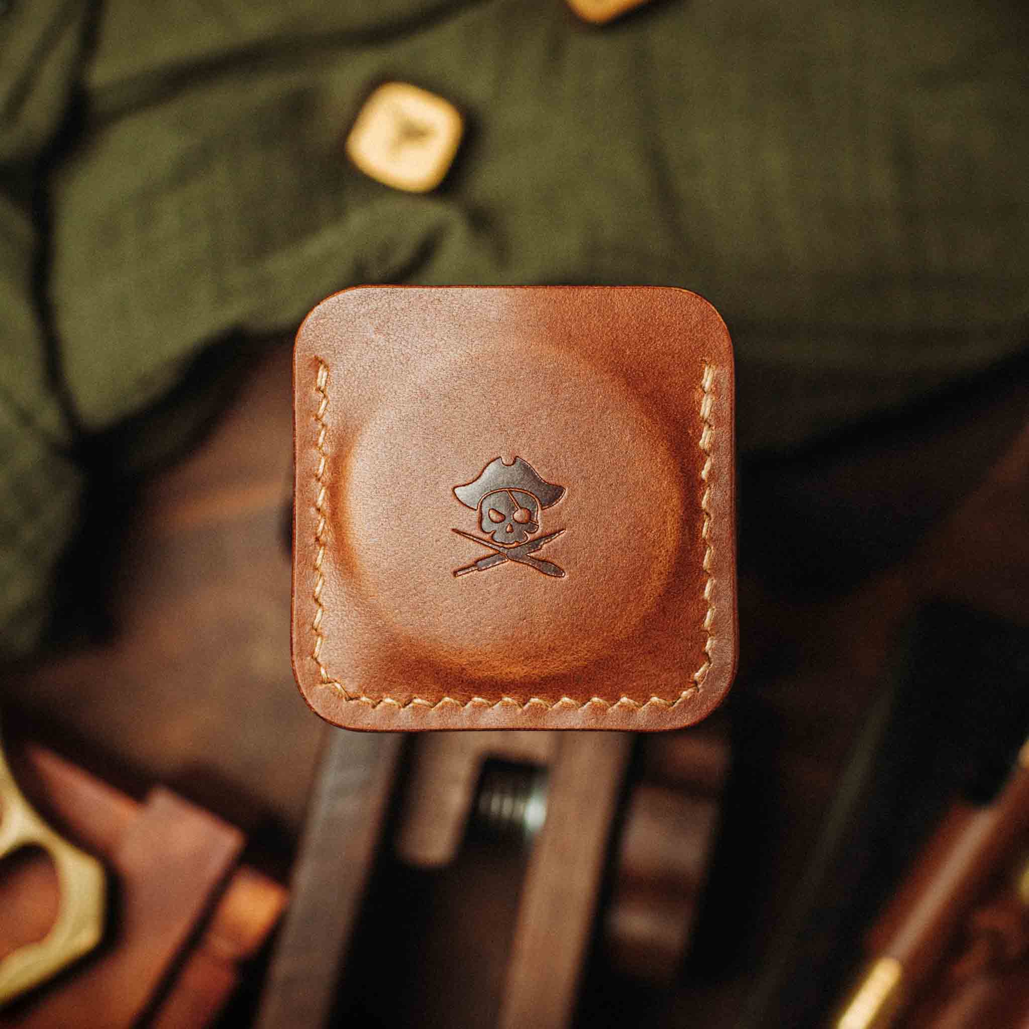 Pirate Goods Peso Pocket v3 Münzhalter – Leder-Challenge-Coin-Etui für EDC