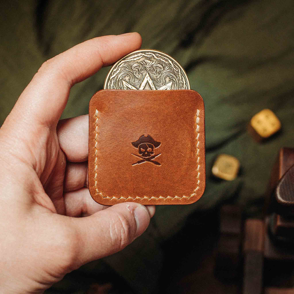 Pirate Goods Peso Pocket v3 Münzhalter – Leder-Challenge-Coin-Etui für EDC