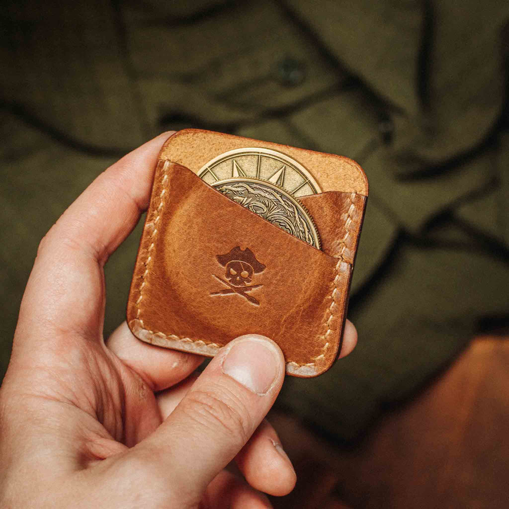Pirate Goods Peso Pocket Duo Münzhalter – Lederetui für zwei Münzen / Challenge Coins