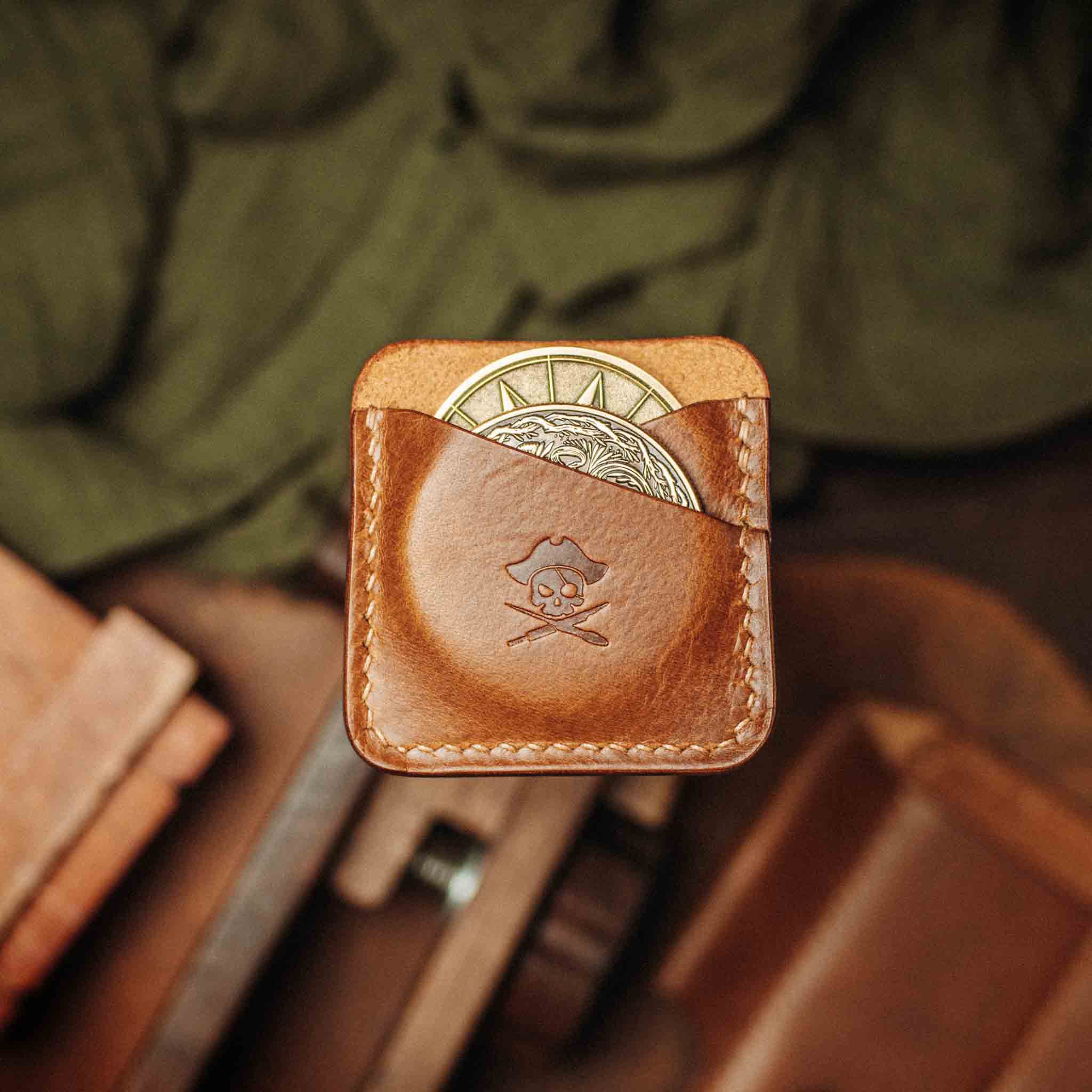 Pirate Goods Peso Pocket Duo Münzhalter – Lederetui für zwei Münzen / Challenge Coins