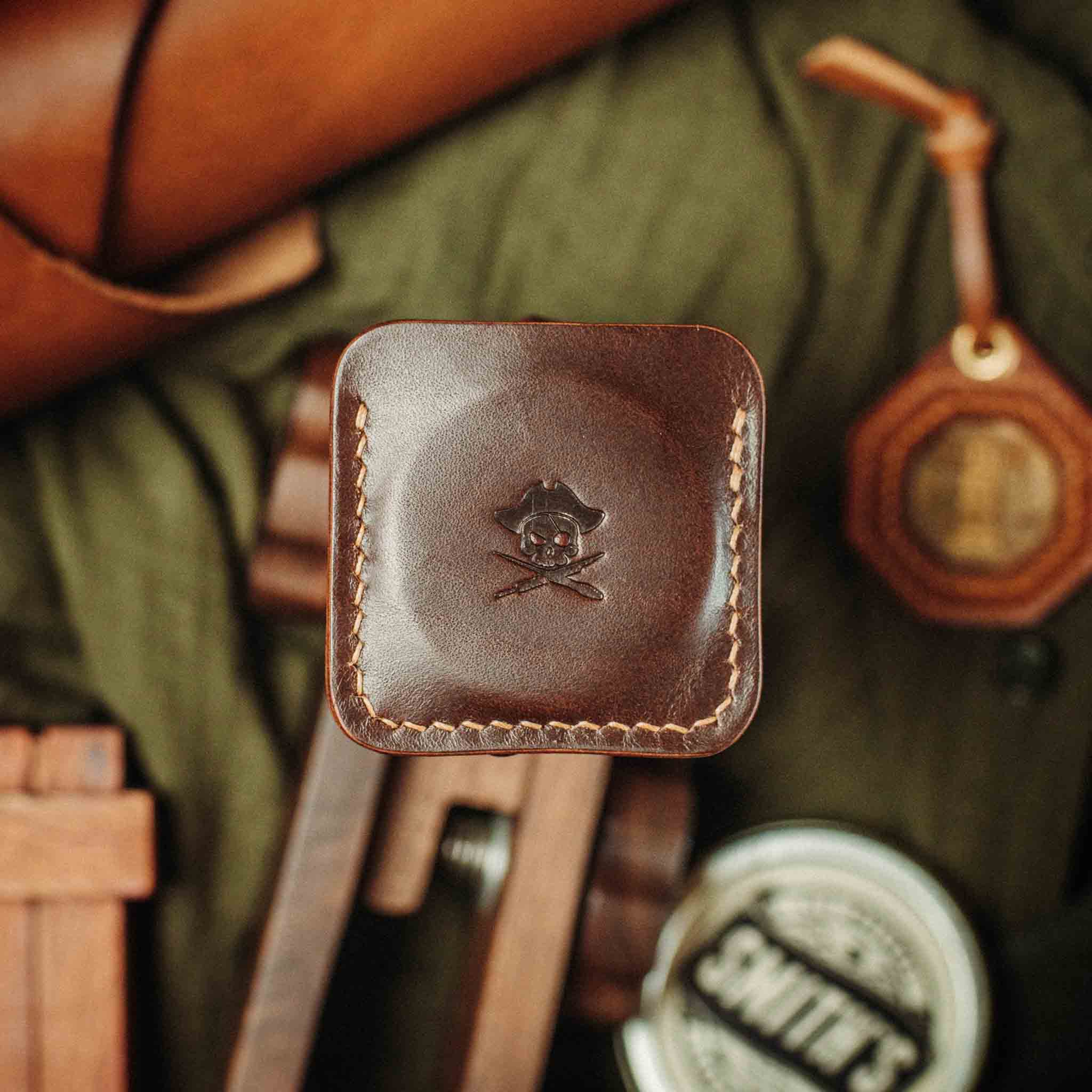 Pirate Goods Peso Pocket v3 Münzhalter – Leder-Challenge-Coin-Etui für EDC