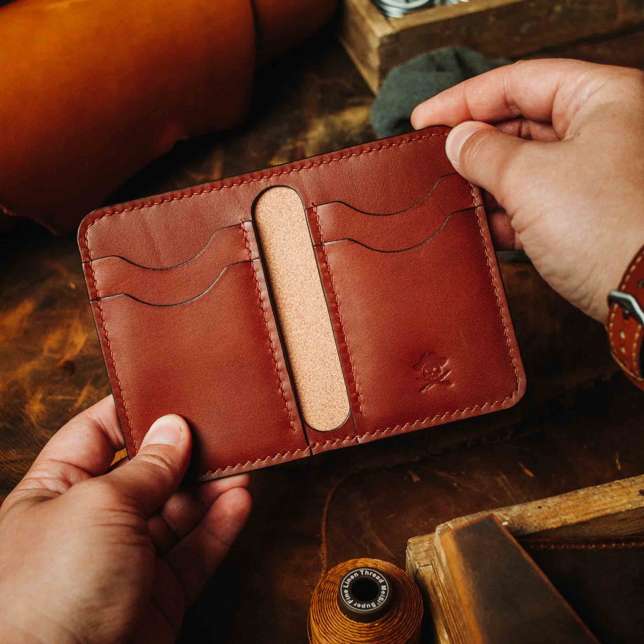 Pirate Goods Bucaneer Bifold Wallet – Schlankes minimalistisches Leder EDC Kartenetui