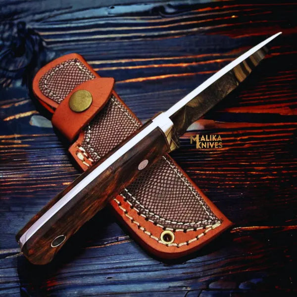 Cuchillo de Caza Compacto D2 con Mango de Palisandro y Protector de Acero Inoxidable